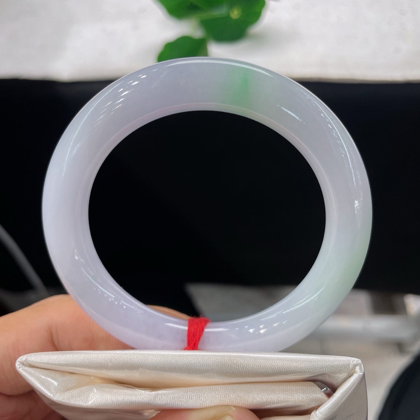 天然翡翠手镯 圈口53.6/9.8，紫底飘绿花圆条，紫韵浅浅，翠色点点，有纹微扣，上手无视