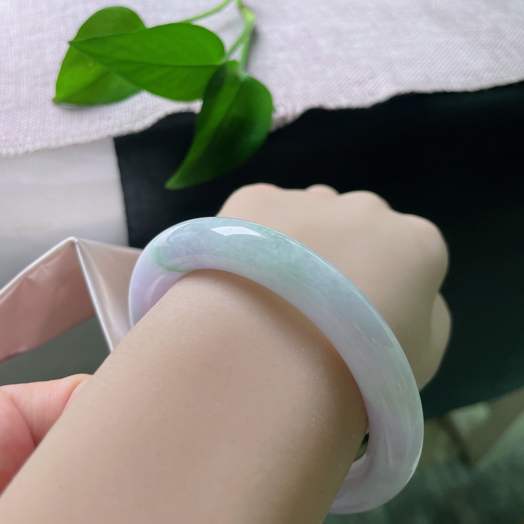 55.8/10.6，圆条，一点皮纹，紫调柔和不浓烈，清新淡雅，不张扬不艳俗，把含蓄的东方柔韵凝于腕间。ss57870a