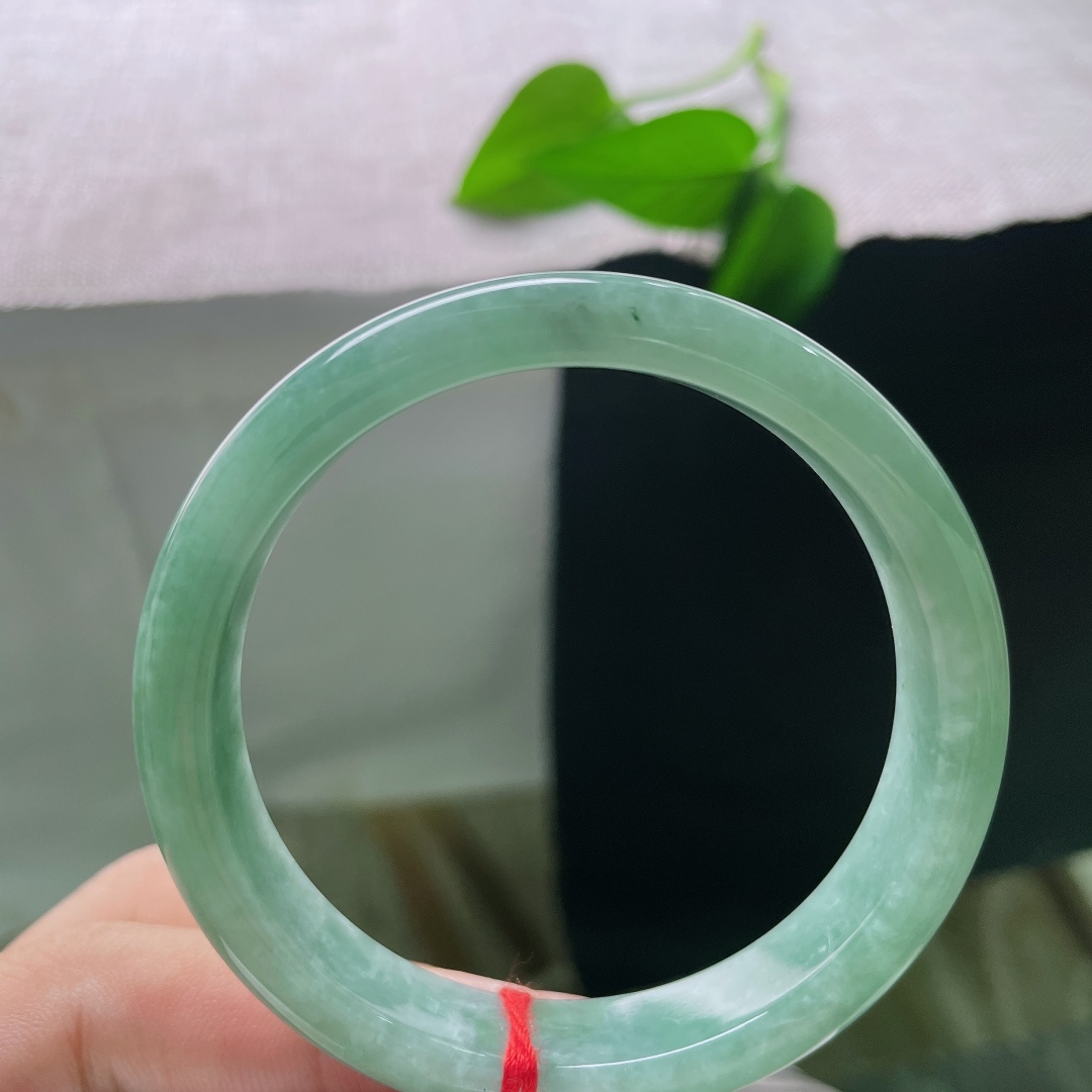 绿底正圈，有纹，满圈清新绿意，玉质细腻，色调清爽舒适，温柔不厚重，上手清新怡人，很衬肤色。ss579