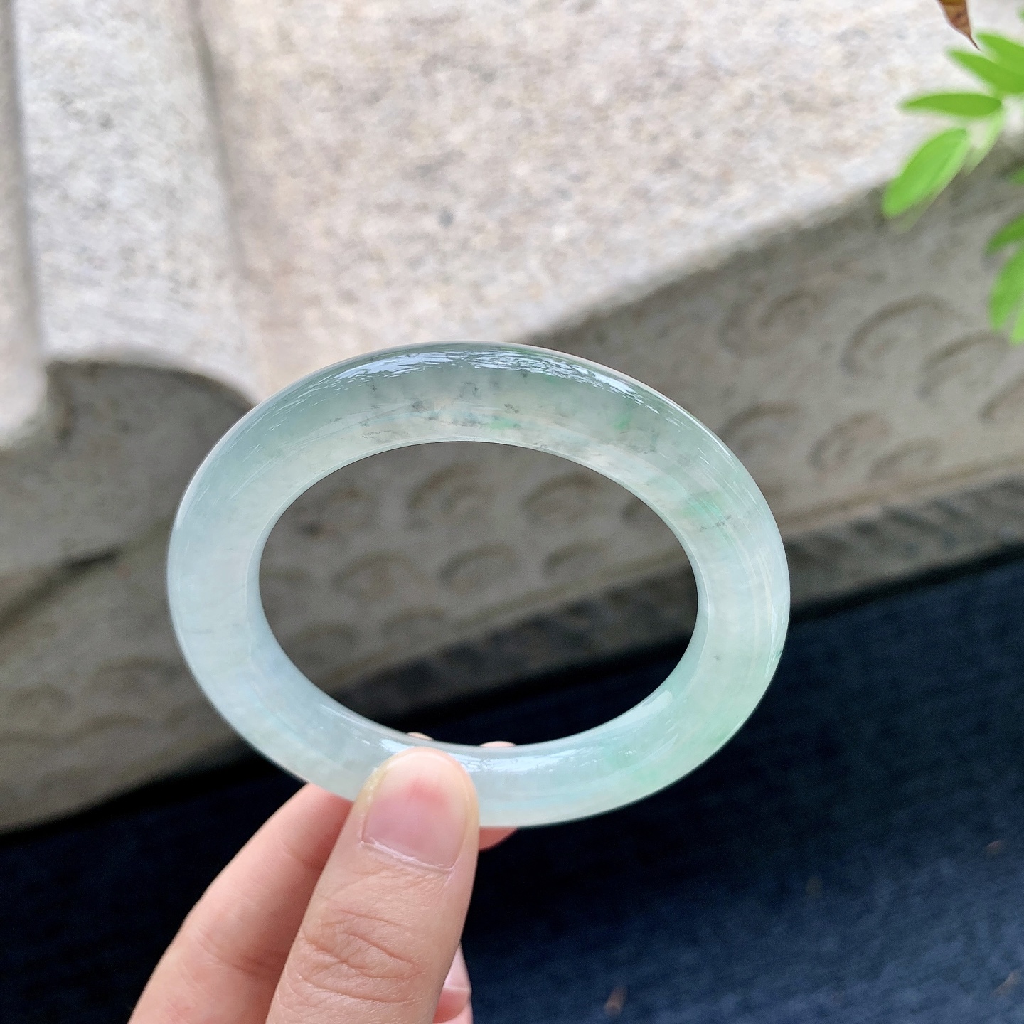 圆条51 52，圈口52.4/10.4/10，编码C5090312，描述：糯冰飘绿，飘乌鸡，水润，种老，细腻，打灯有纹线
