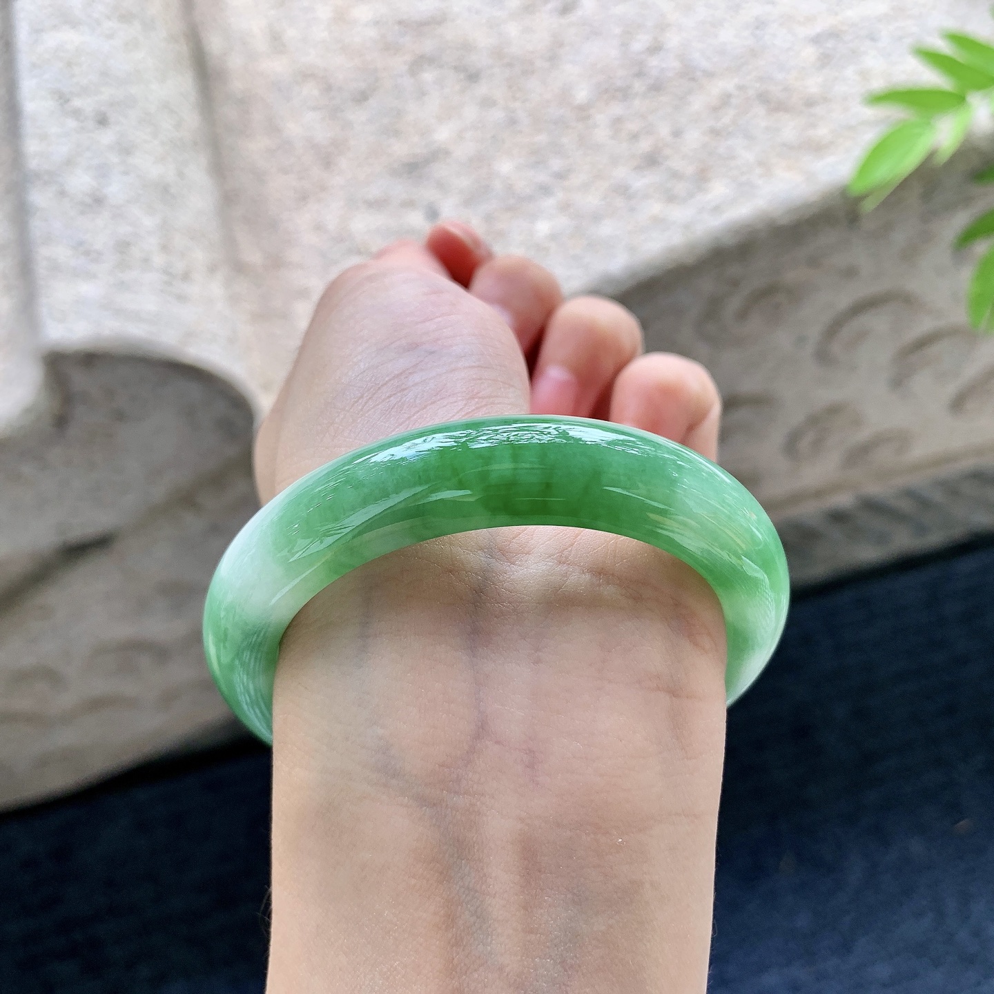 正圈，圈口53.5/11.7/8.4，编码W6090313，细糯飘辣绿，水润，种老，细腻，打灯有纹线