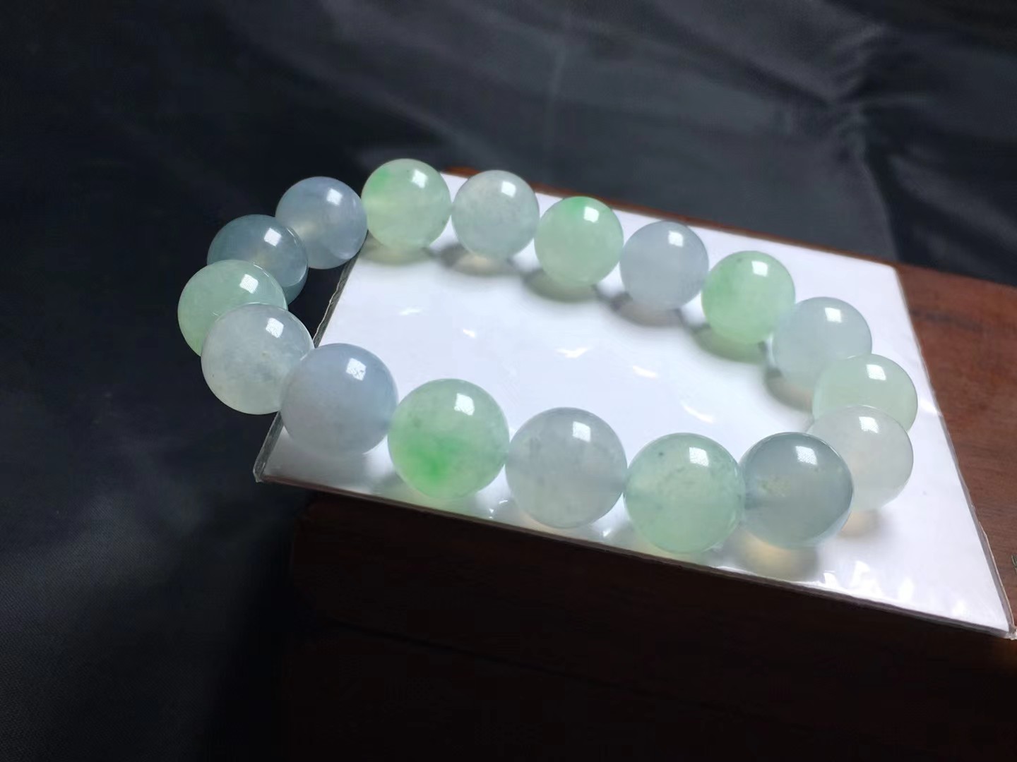 马卡龙手串，卡12.3～11.8mm，17颗，种好，玉质细腻，均匀，清新，颗颗精选