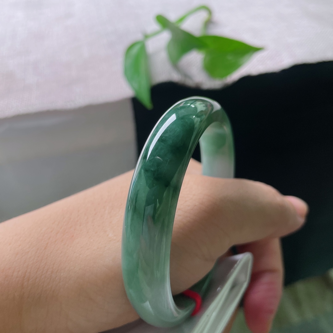 54.7/12.1/7.4，油青正圈，一点皮纹，色泽沉静内敛，玉质细腻油润，上手沉稳大气，低调中透着玉石沉淀的复古质感。ss58016a