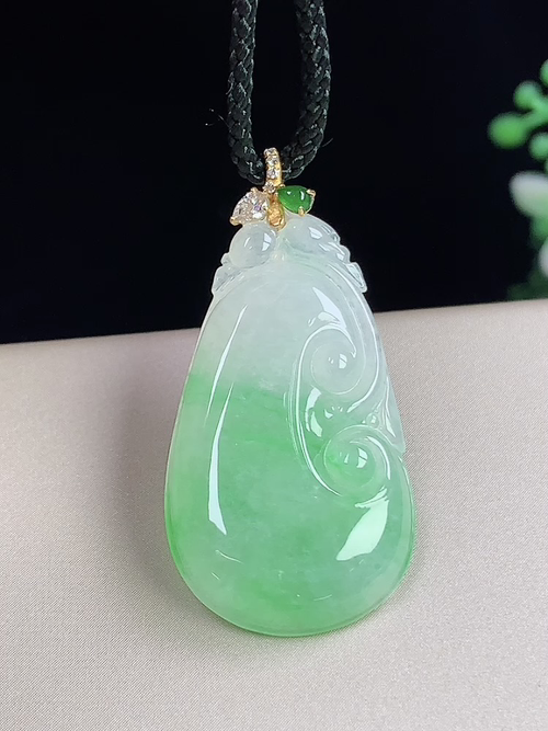 18k金镶飘绿如意，无裂，尺寸30.4-17.3-4.3mm，J02yja