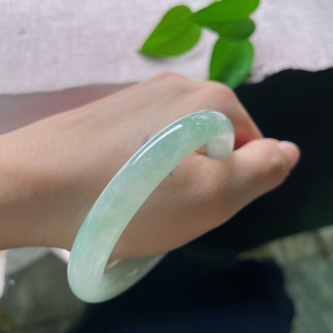 晴底圆条，一点皮纹，质地通透莹润，水头清亮，上手清透雅致，自带一股干净清冷的江南气韵，温柔又显脱俗气质。ss58010a