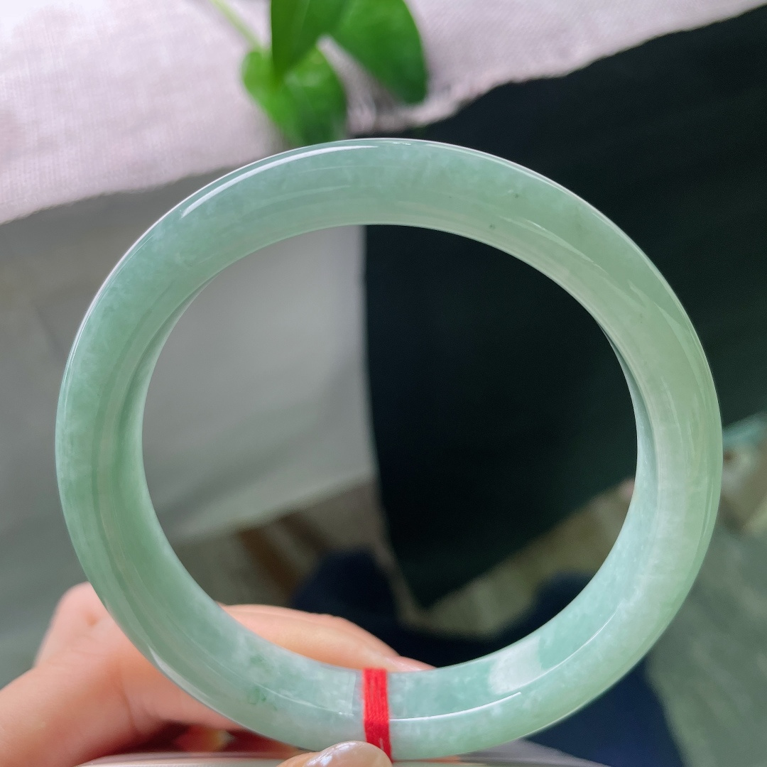 62.8/11.5/8.2，绿底正圈，一点皮纹，简约大方的款式，不挑年龄，自留佩戴或是送礼都很合适。ss57935a