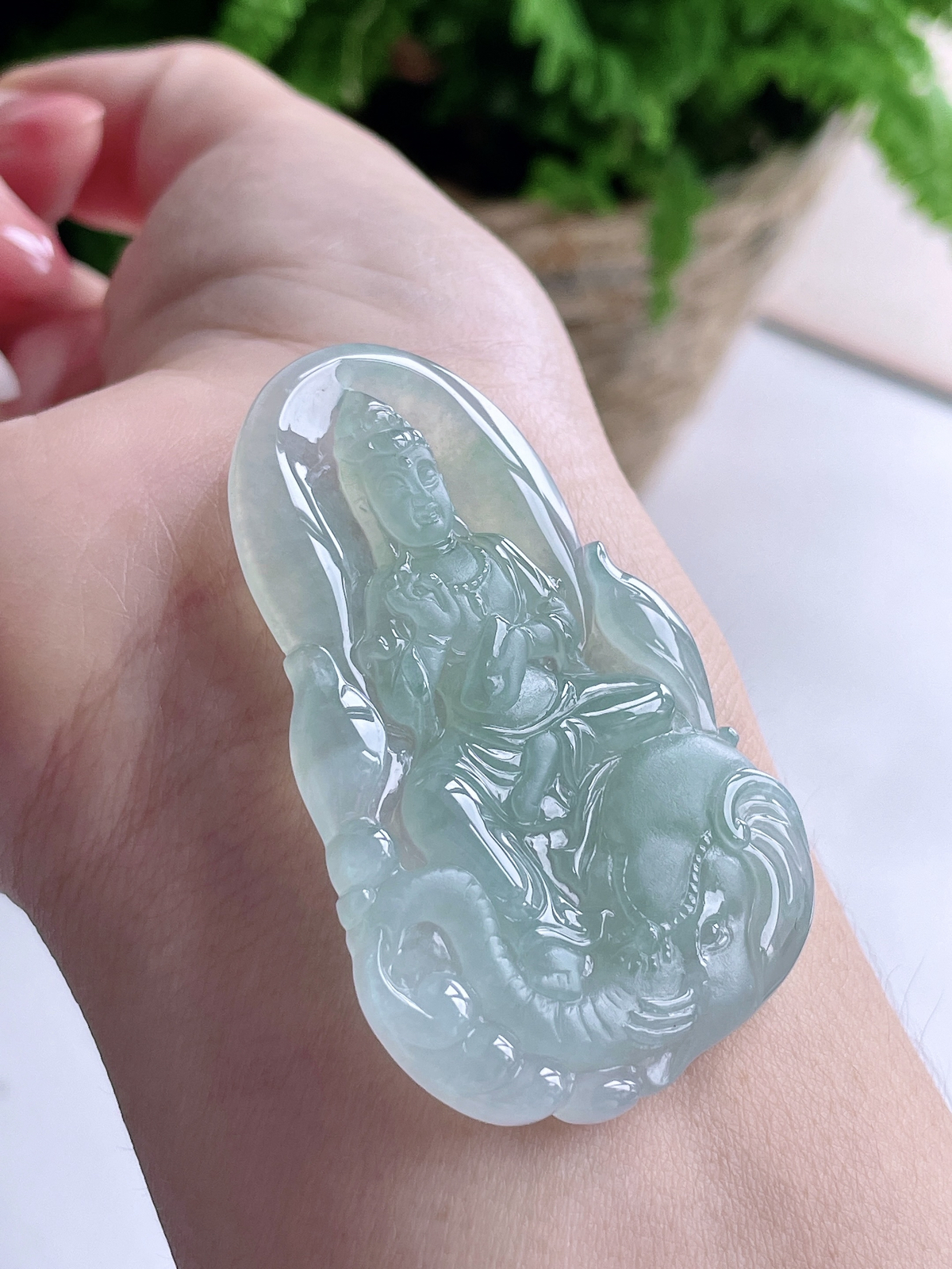 【裸石】冰晴水普贤菩萨牌吊坠
【说明】缅料 性价比高  
【尺寸】56-35.7-5.5