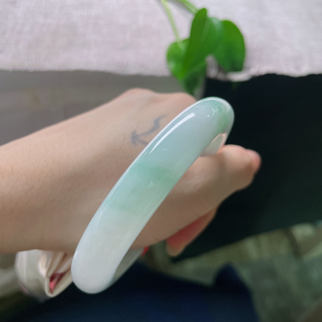 飘花正圈，有纹，白润底晕染淡淡的翠花，玉质细腻温润，素净底色衬着浅浅绿意，清雅温婉，简约又耐看。ss57958a