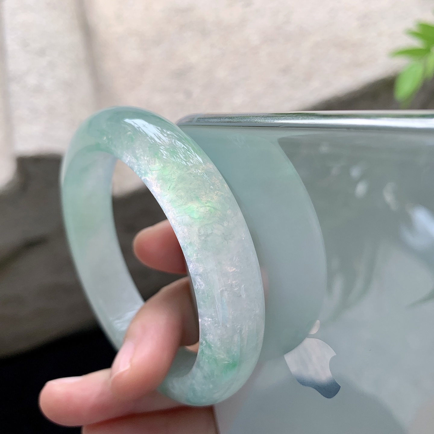 正圈52 53，圈口53/12.8/8.7，编码W6090319，冰糯飘绿，水润，种老，细腻，打灯有絮线