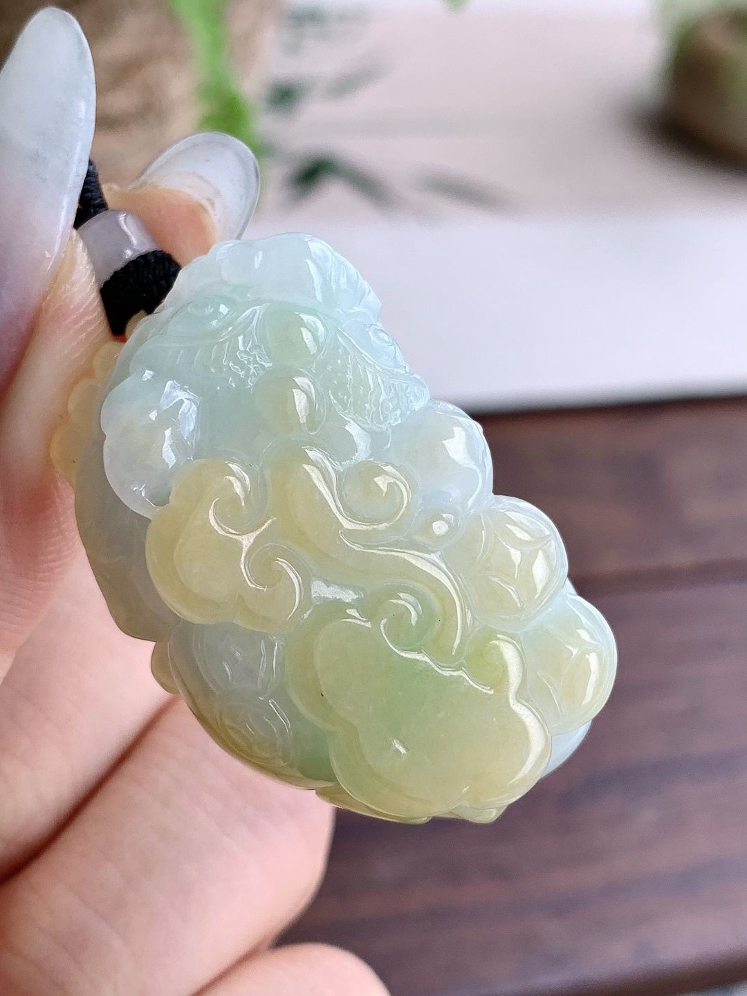 糯冰飘黄翡貔貅吊坠，缅料，性比高，超厚，尺寸39.4-23.5-13，重量29.6克