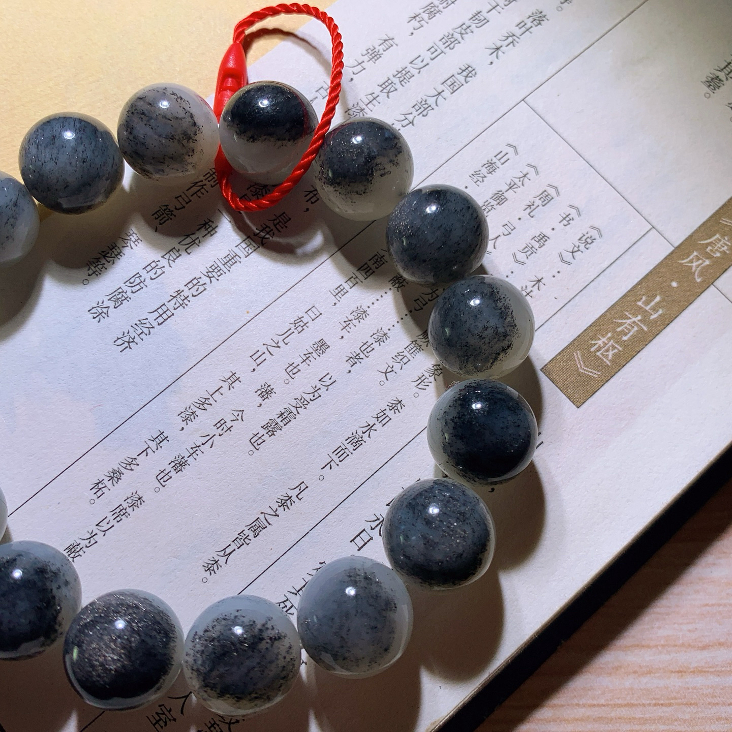 新疆和田玉籽料青花手串 单颗尺寸12重42.5克。玉质细腻油润。手推出油。佩戴高端典雅。lt260902