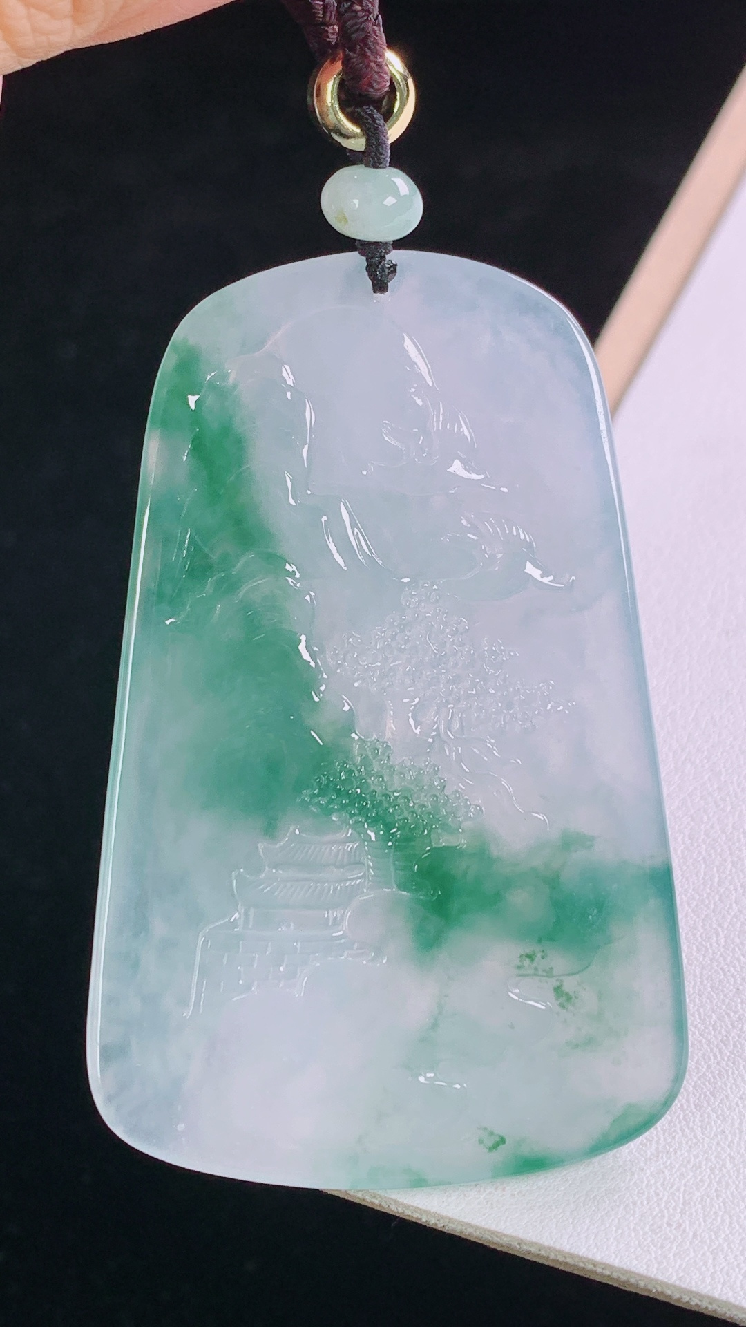 冰飘花山水牌，花色灵动，水润清爽，无裂，尺寸:64.9-42.0-5.8mm
