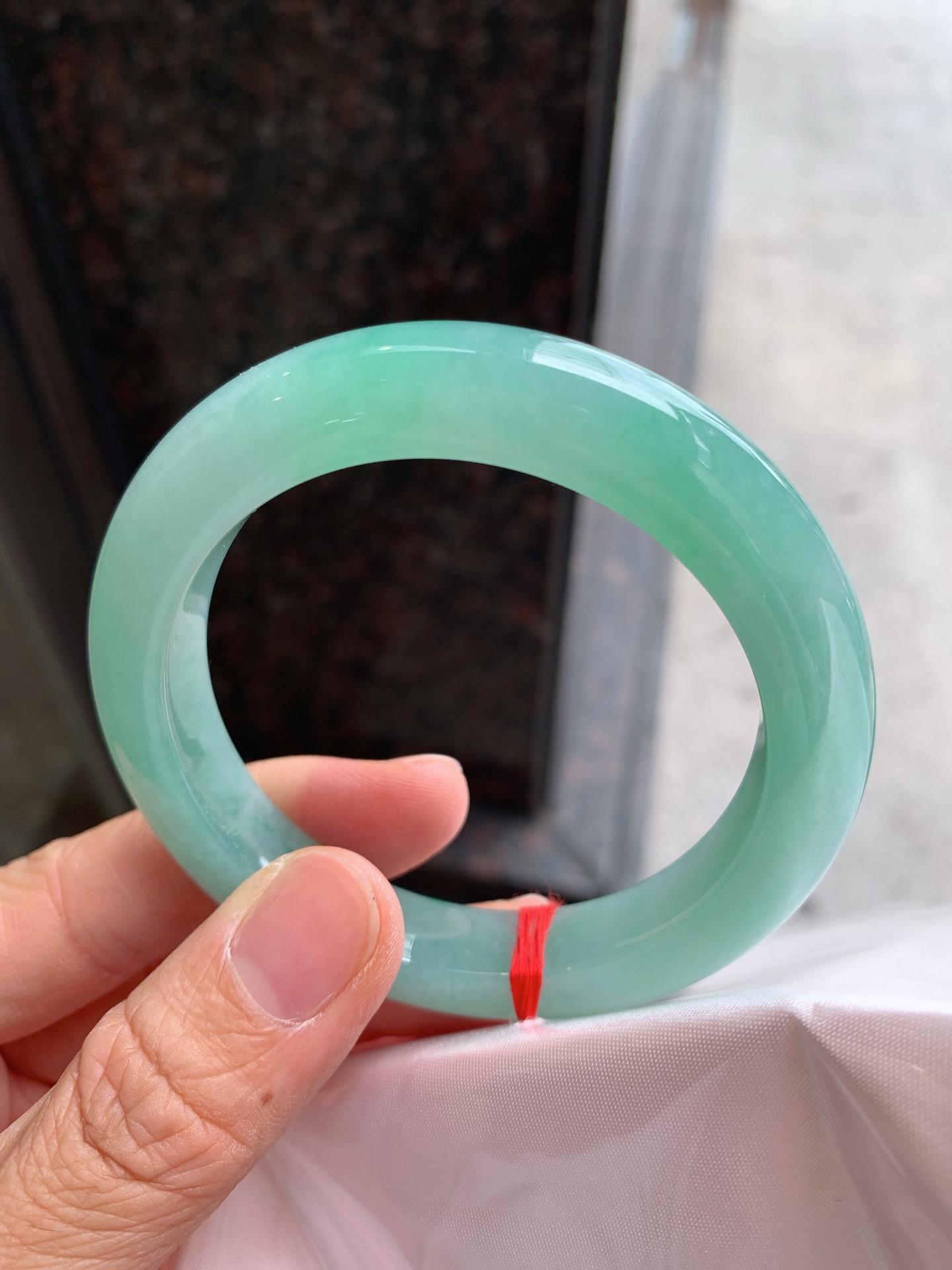 正圈飘绿，无裂，细腻