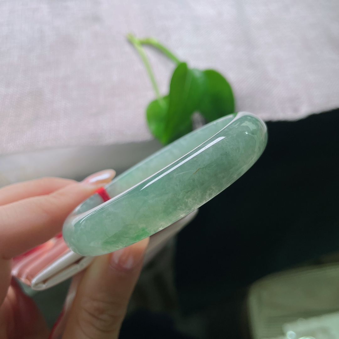 绿底贵妃，一点皮纹，腕间一汪碧色，似山间清潭，清冽温婉，自带清爽舒适的氛围感。ss57893a