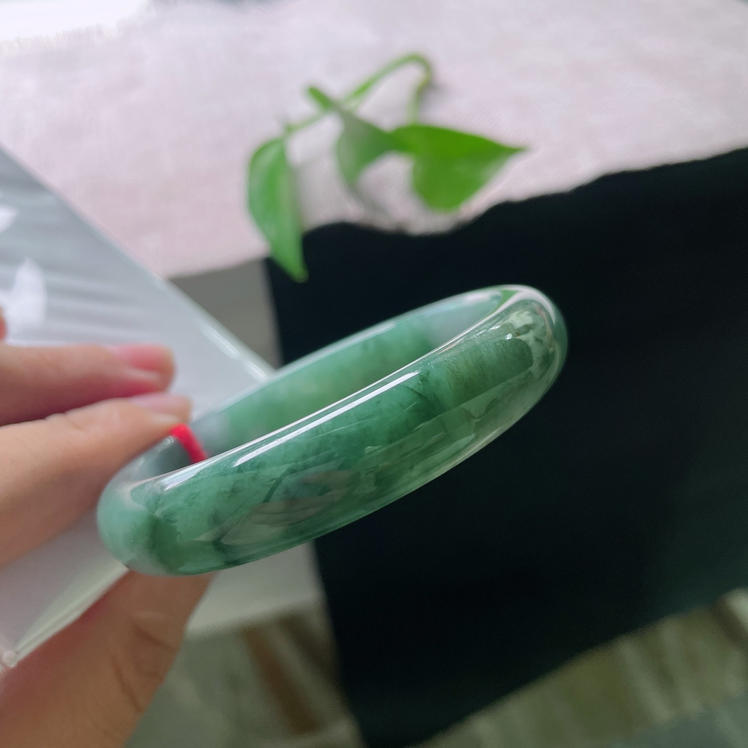 54.7/12.1/7.4，油青正圈，一点皮纹，色泽沉静内敛，玉质细腻油润，上手沉稳大气，低调中透着玉石沉淀的复古质感。ss58016a