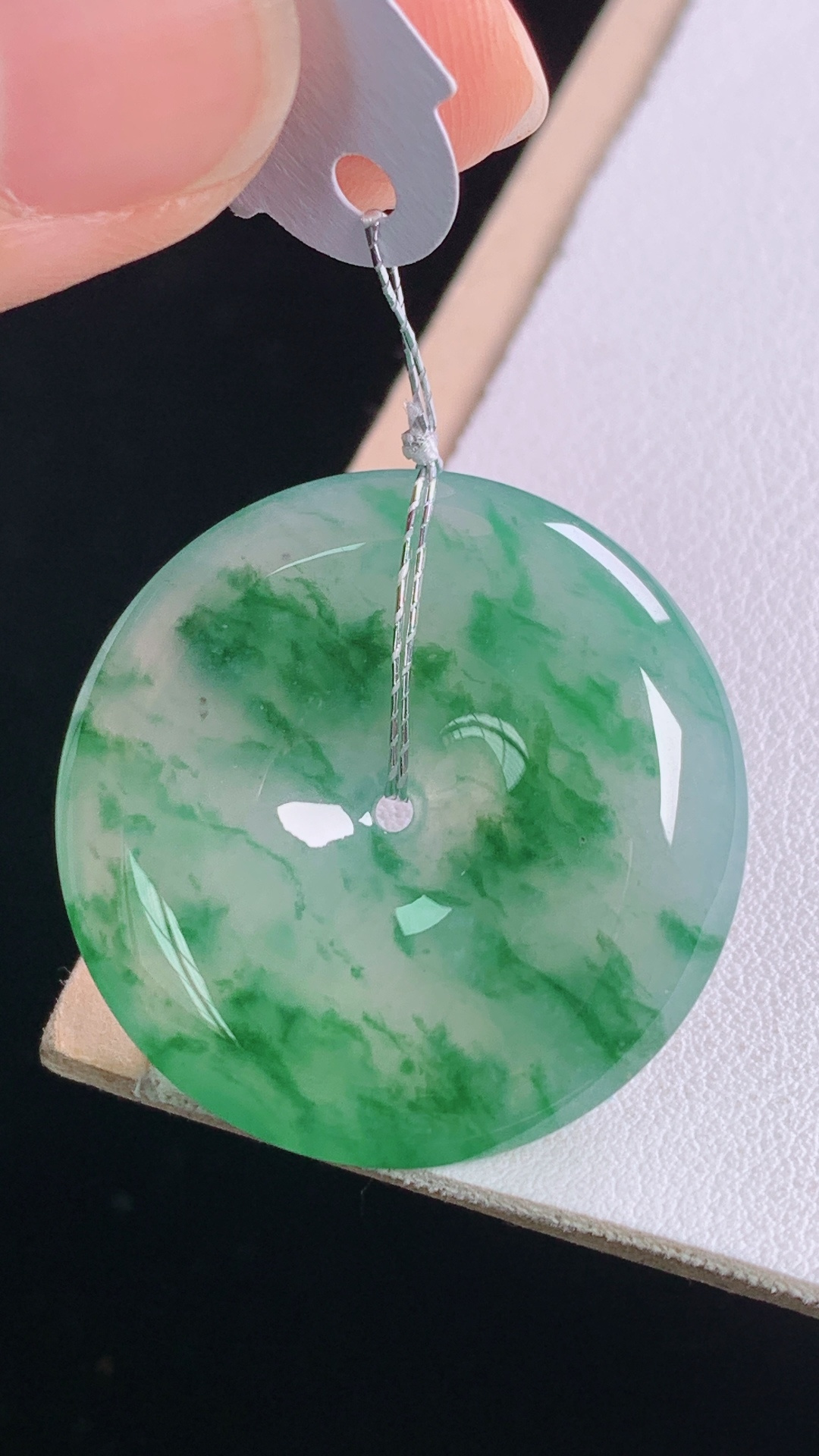 冰晴飘花平安扣，种色兼备，花色灵动，无裂，尺寸30.9-6.1mm