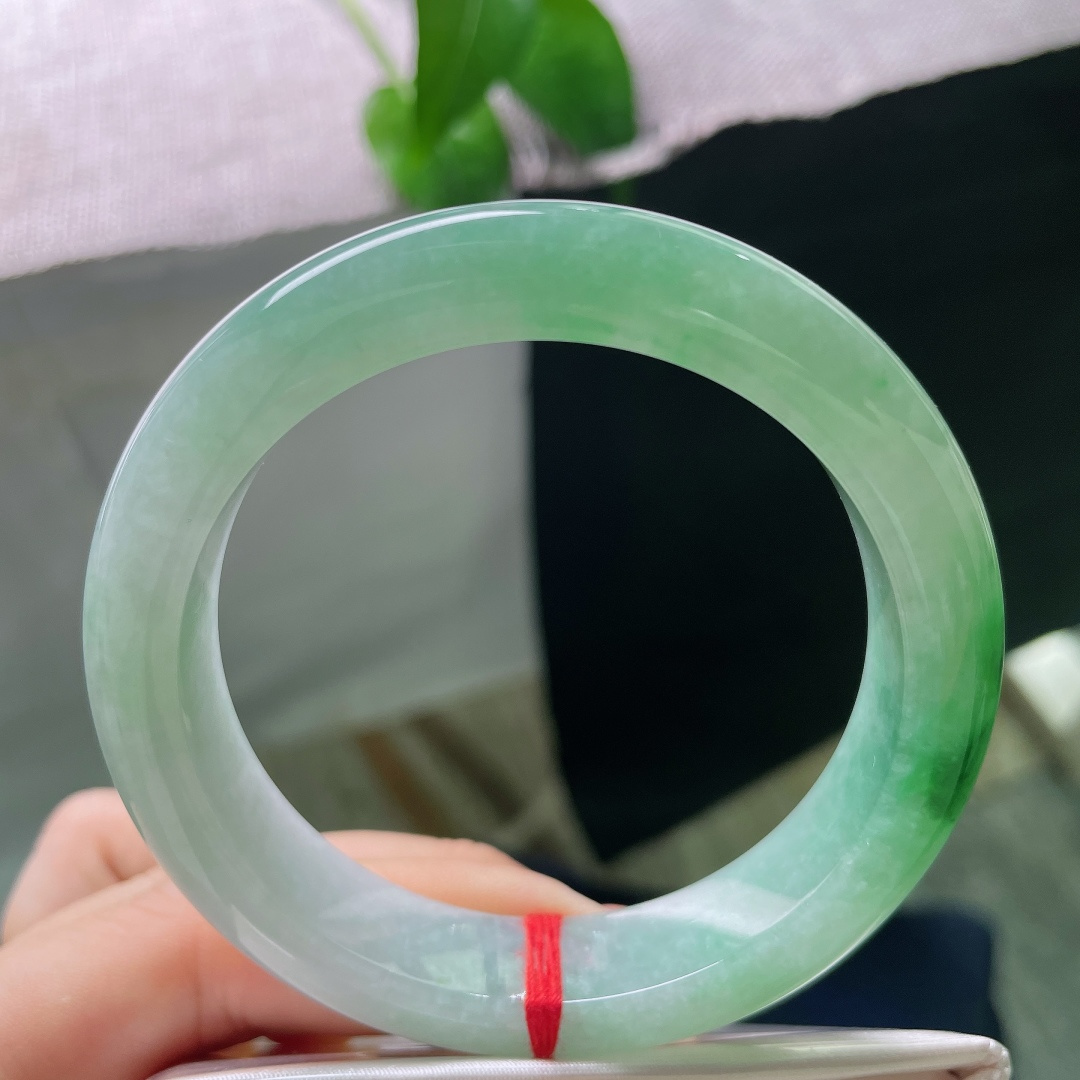 飘绿正圈，无裂，淡雅浅底色衬着一抹浓绿，绿感鲜活明艳，一淡一浓对比恰到好处，不艳俗。ss57969a