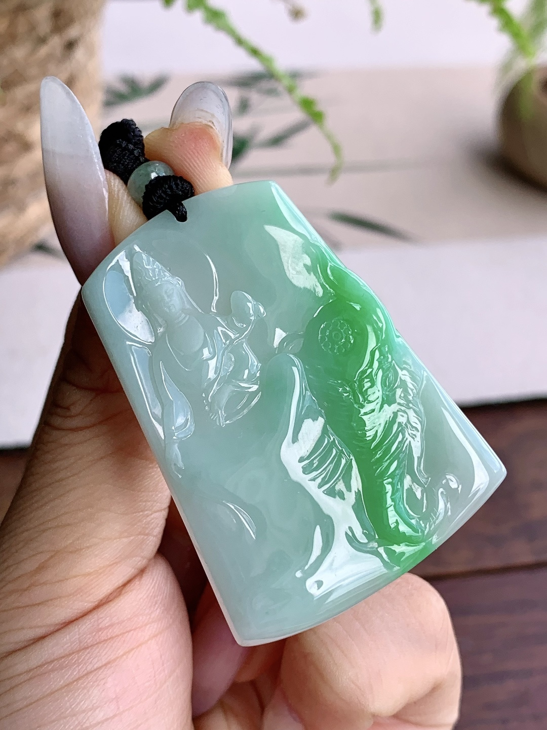 糯冰飘阳绿观音牌吊坠,缅料性比高,尺寸49.5-35.6-4,重量18.8克