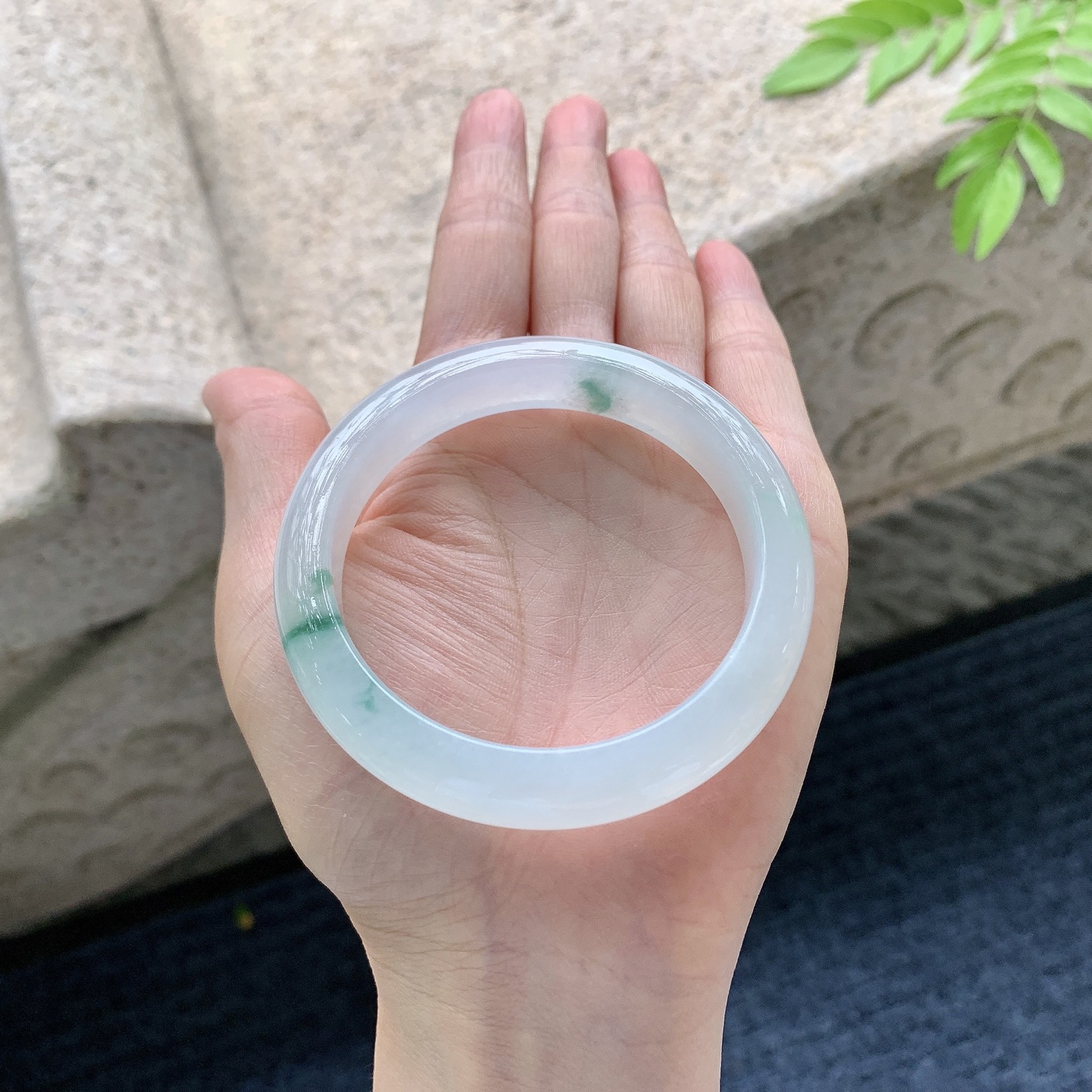 正圈54 55，圈口55/11.5/8.3，编码C5082783，冰糯飘绿，水润，种老，细腻，有纹线