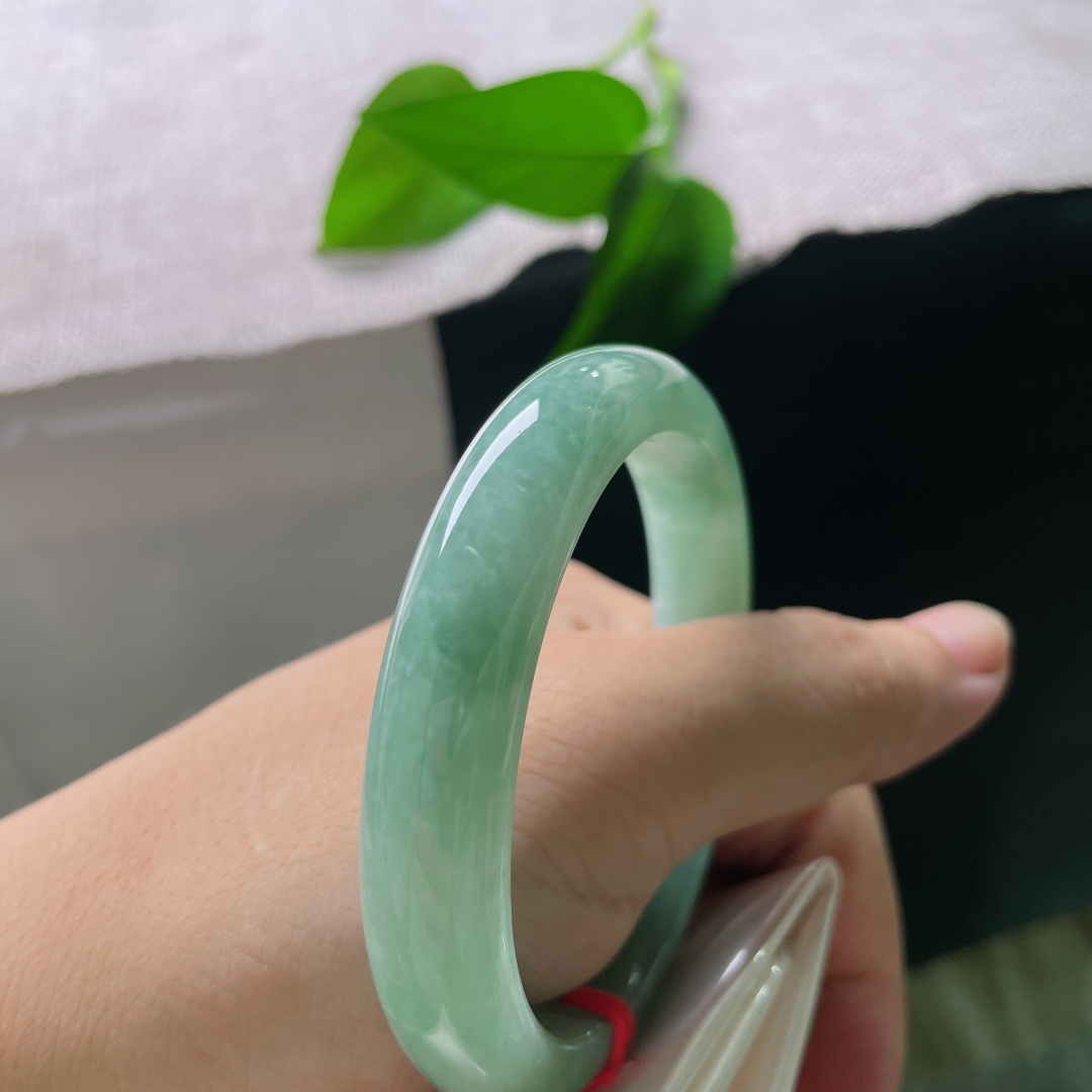 绿底正圈，一点皮纹，色调柔和均匀，玉面光泽温润，如同山间一汪浅潭，清润不张扬，日常佩戴温柔显气质。ss57919a