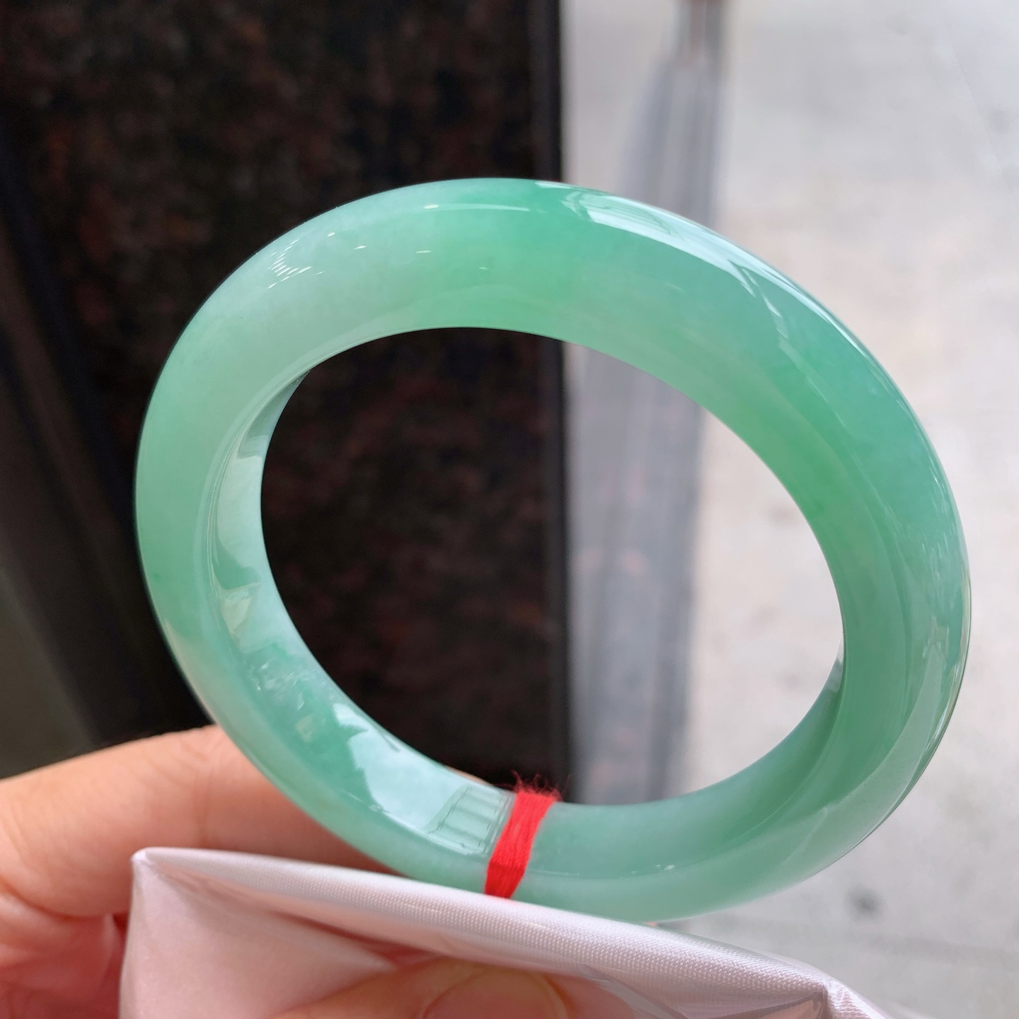 正圈飘绿，无裂，细腻