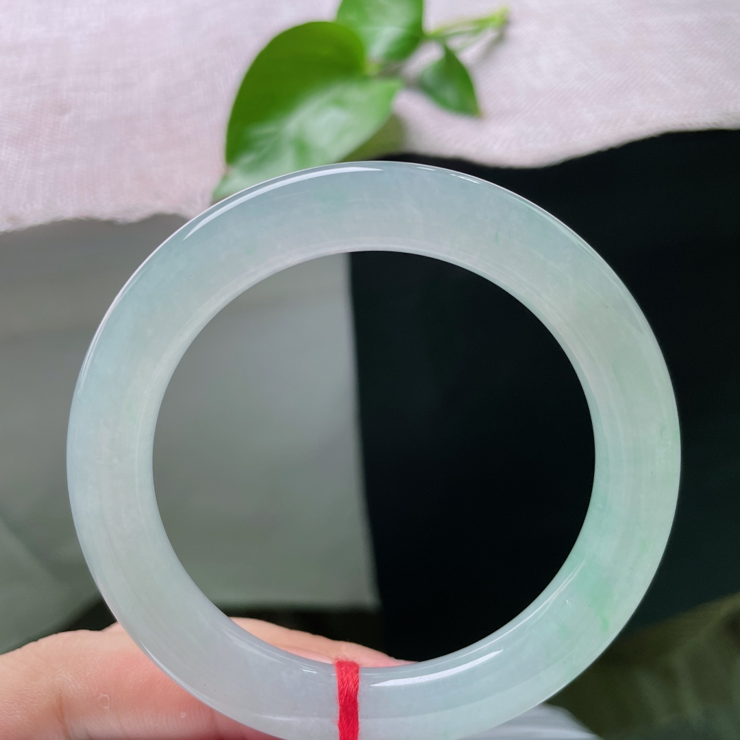 55/10，飘绿正圈，清透冰底晕开一丝柔润浅翠，柔光漫绕腕间，自带清冷温婉的气韵，无裂。ss4950