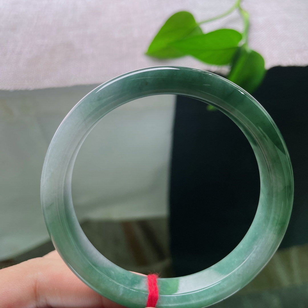 58.6/11.9/8，油青正圈，内纹，玉质温润凝实，色调古朴沉静，不张扬不抢眼，日常佩戴百搭耐看，