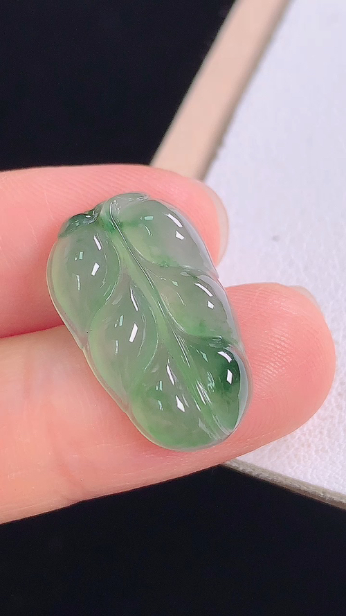 冰晴飘花叶子，无裂，尺寸:20.2-12.5-4.4mm
