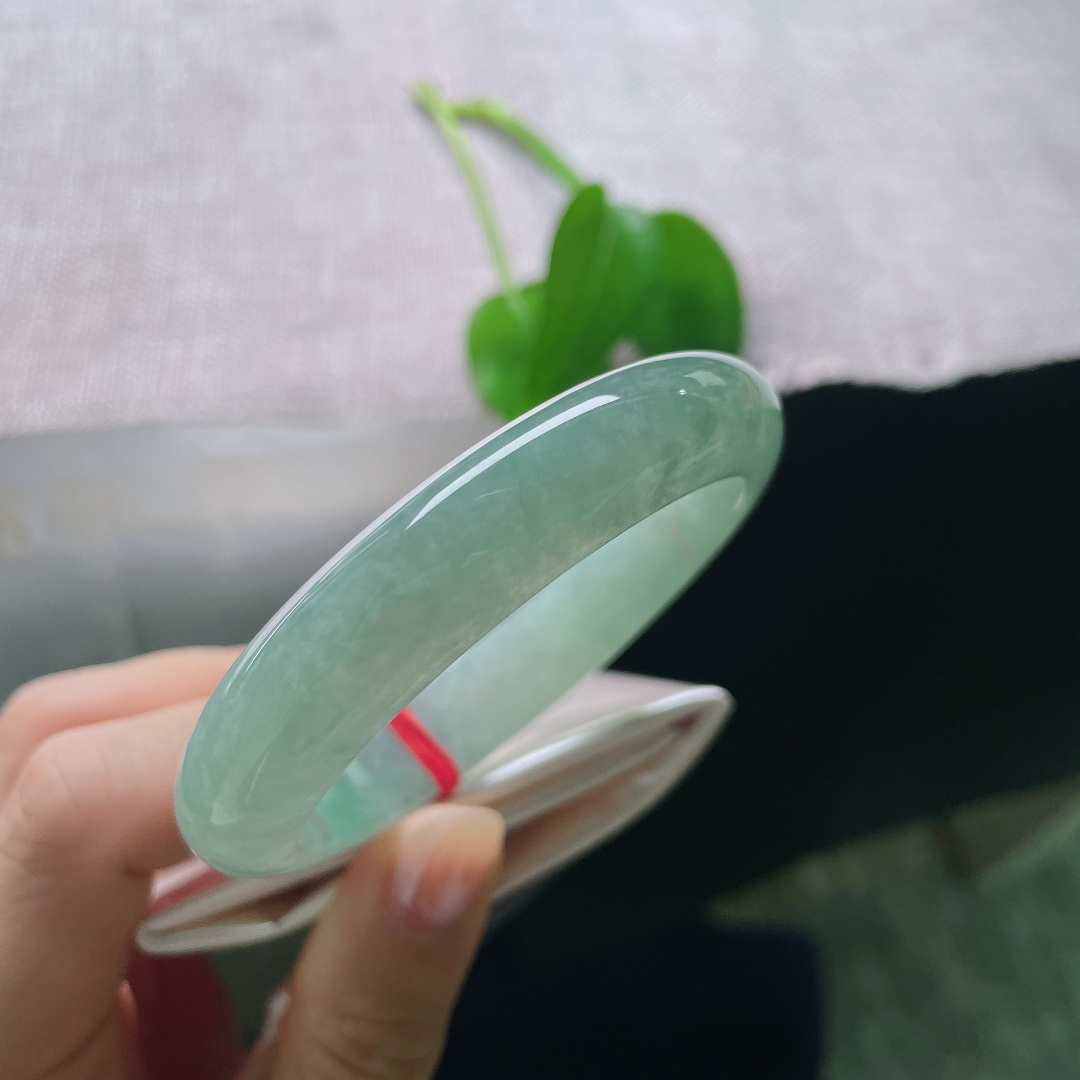 绿底正圈，一点皮纹，色调统一耐看，不挑穿搭，日常通勤、新中式着装都相得益彰。ss57899a