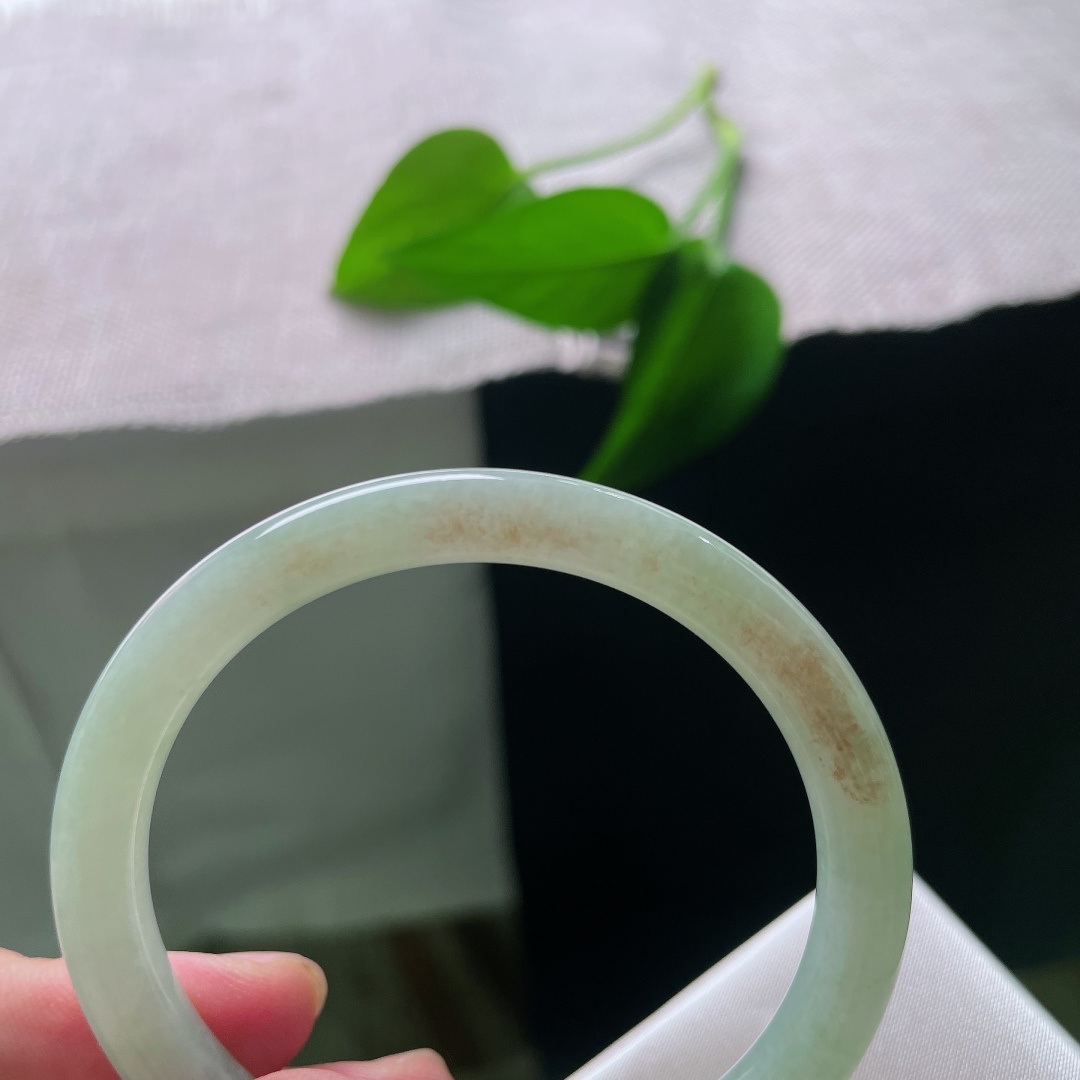 绿底圆条，无裂，冰润洒金美人条细镯，清润的浅晴水底色，镯身晕染天然暖黄洒金，金斑错落散落，温柔又有特色。ss58005a