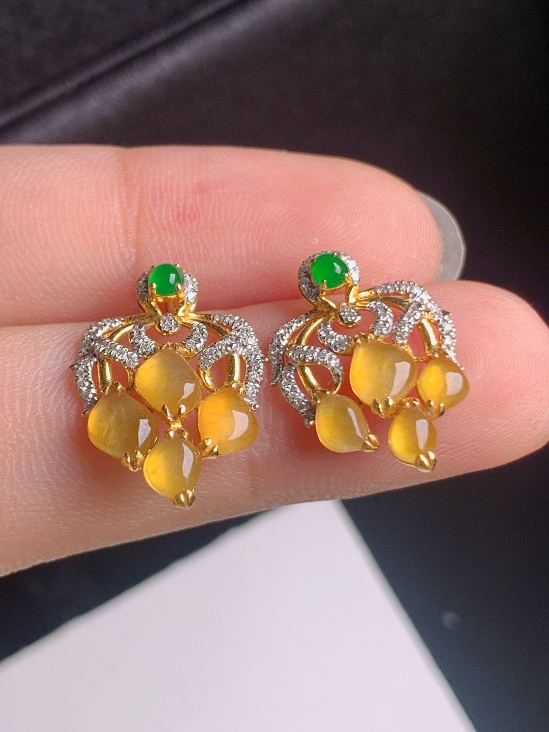 黄翡随形耳钉，金镶精致，色泽温润，贵气温婉