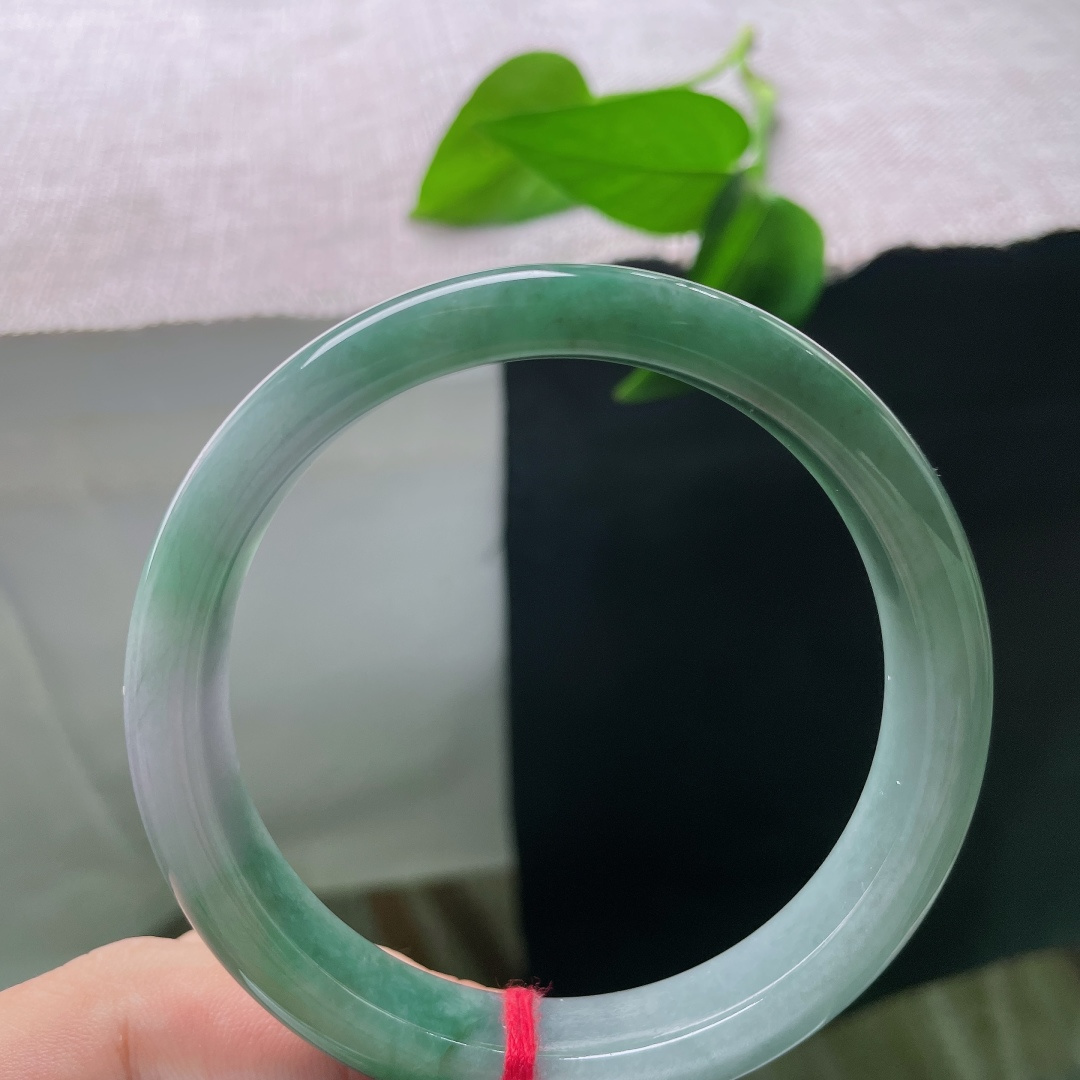 油青正圈，有纹，色醇厚内敛色调统一和谐，沉稳低调，上手显白显气质，是越戴越有韵味的经典之选。ss58017a