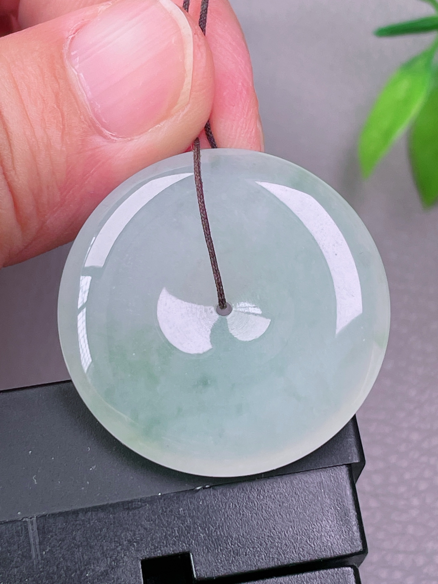 冰种平安扣，无裂，冰透水润，品相油洁，起荧光，尺寸：31.7-5.9