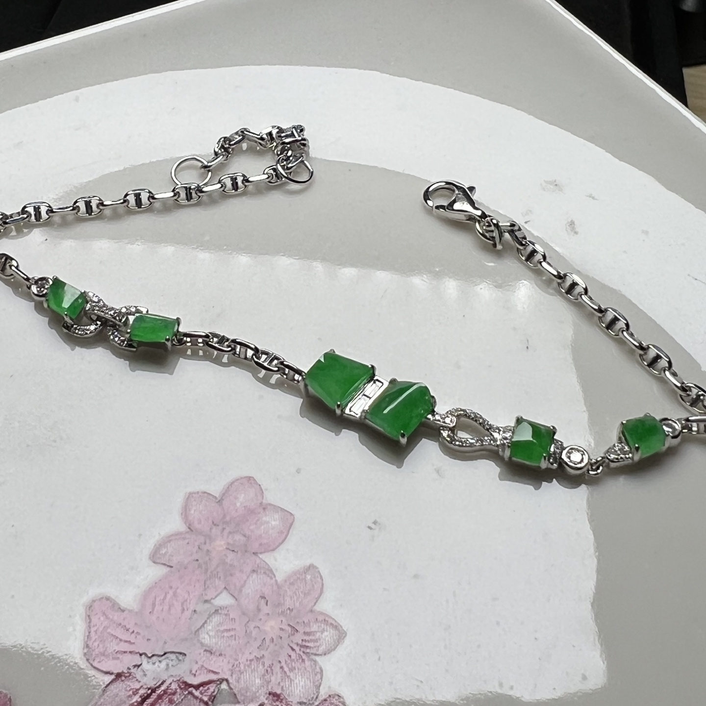 18k金钻石镶嵌冰种阳绿随形切割面翡翠手链设计款天然缅甸A货