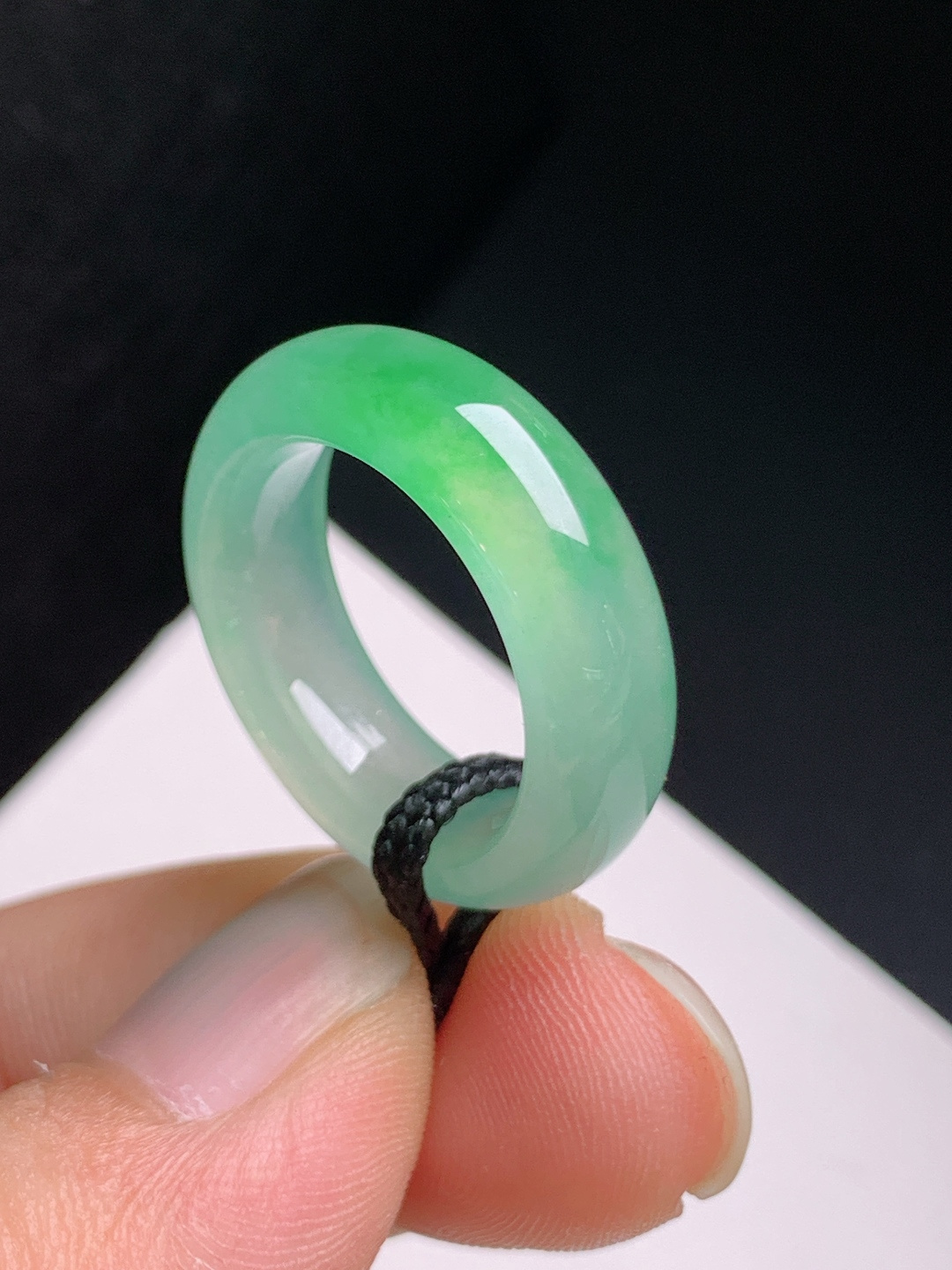 冰甜绿指环，胶感满满，清新明媚，简约耐看