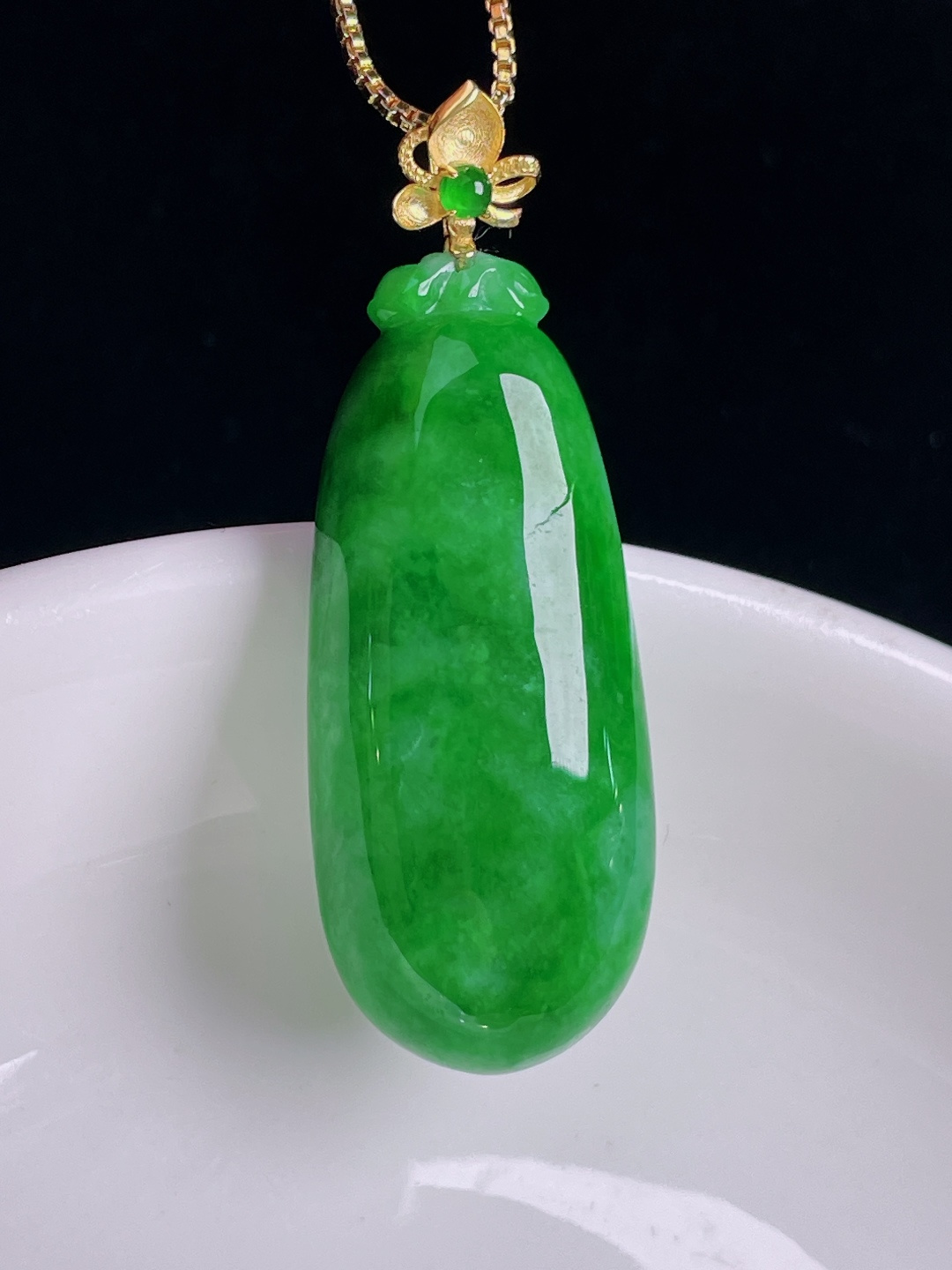 辣绿福瓜，18k镶嵌，老种起光，细底通透，尺寸：38裸石32/13.4/7.6mm0902
