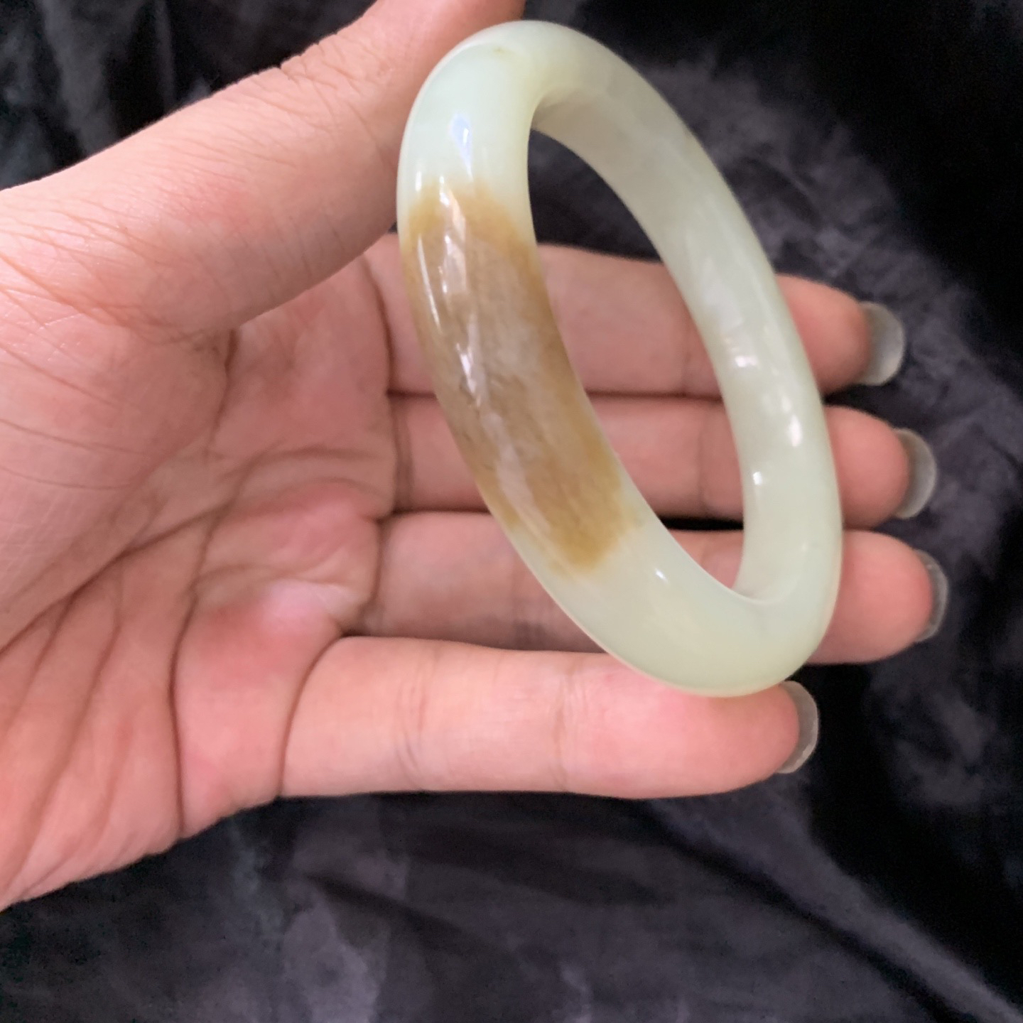 54.6圈口和田玉且末糖手镯，镯形好，你是我腕间的一抹风情，有你的日子尽显含蓄高贵典雅，品质高
