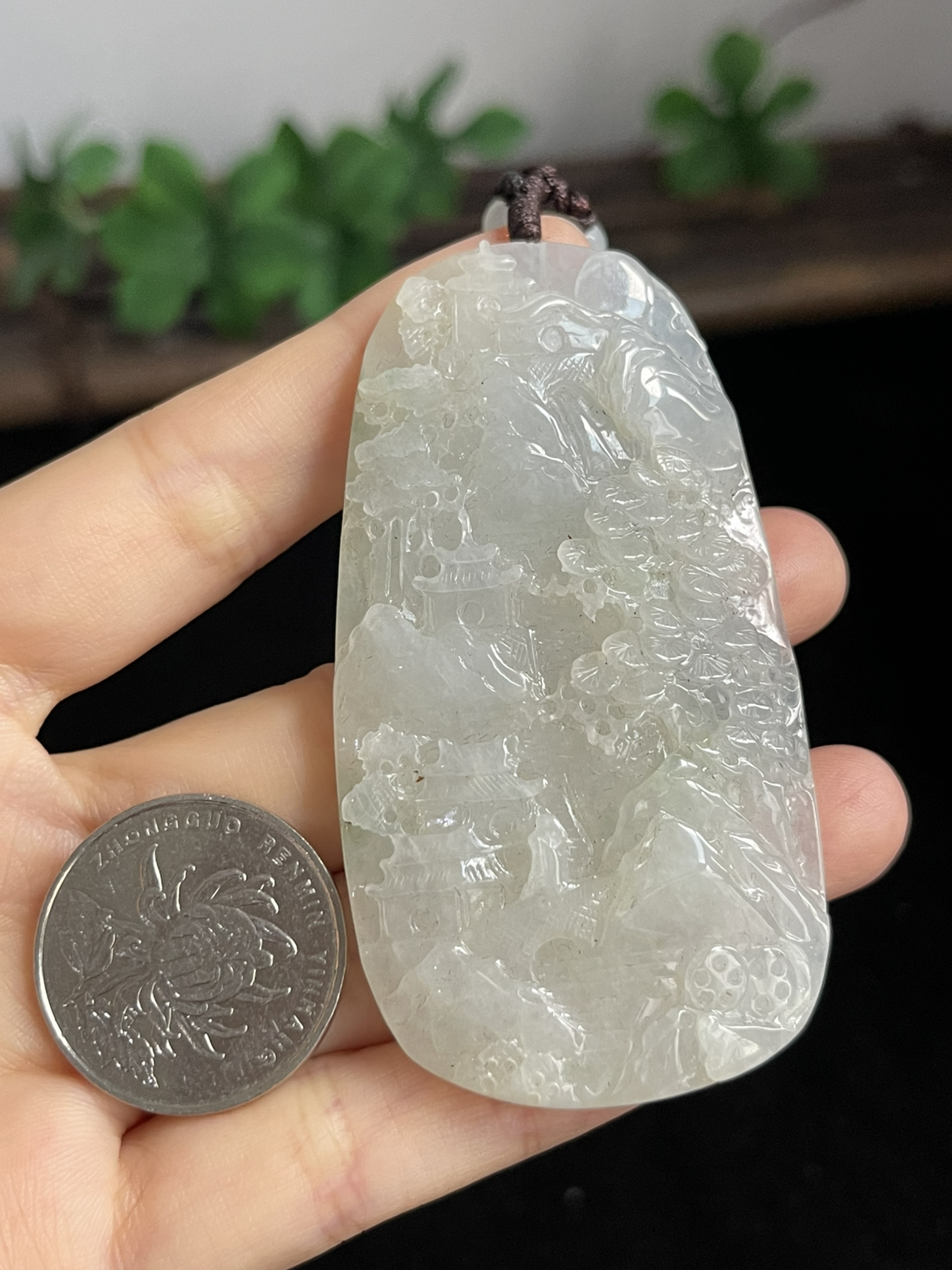 双面雕，精雕细琢，翡翠山水牌，厚装55.54克，手把件，车挂件