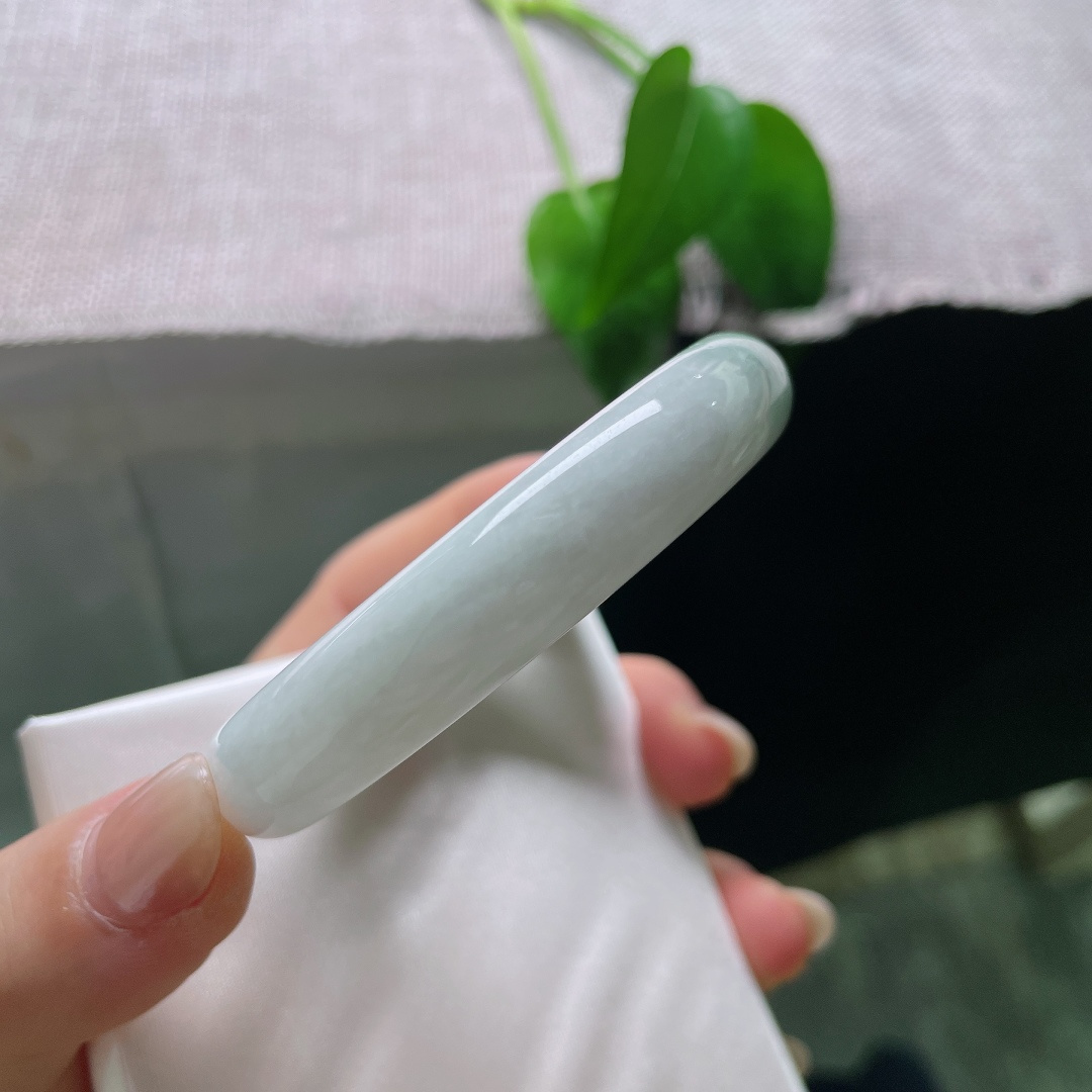 白底青正圈，一点皮纹，玉质细腻柔和，一截鲜亮辣绿缓缓铺展，上手清雅明媚，尽显温婉的中式韵味。ss57996a