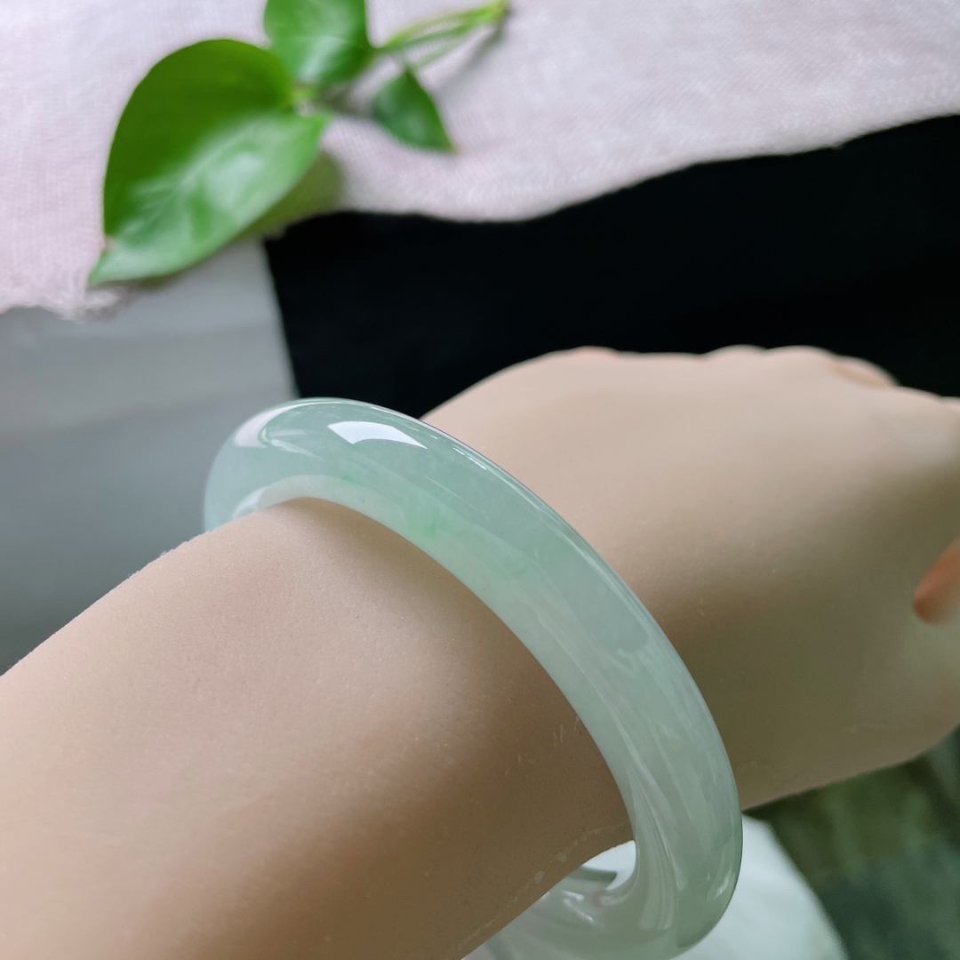 55/10，飘绿正圈，清透冰底晕开一丝柔润浅翠，柔光漫绕腕间，自带清冷温婉的气韵，无裂。ss49509a