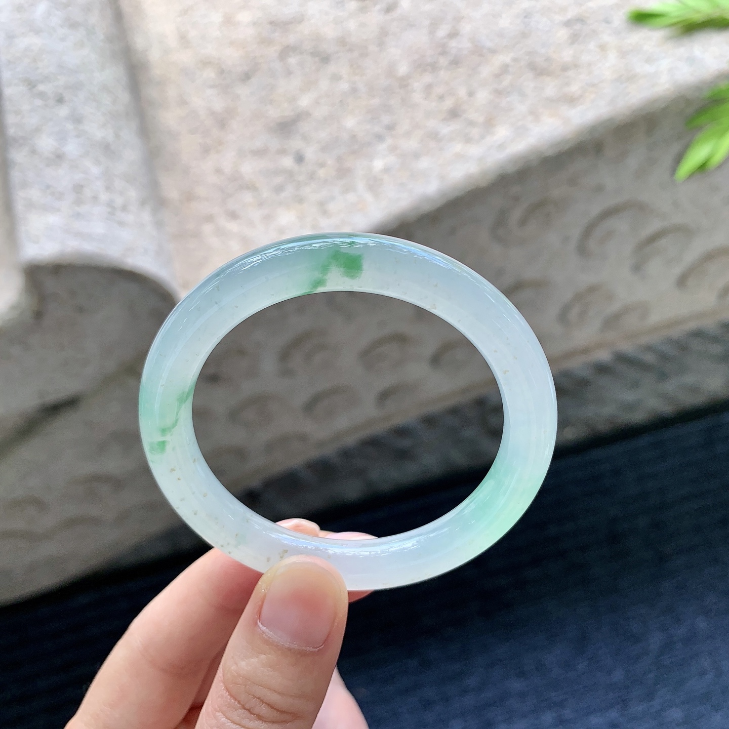 圆条49 50，圈口50.7/8.6/8，编码BA090366，描述：糯冰飘绿，水润，种老，细腻，有棉纹。