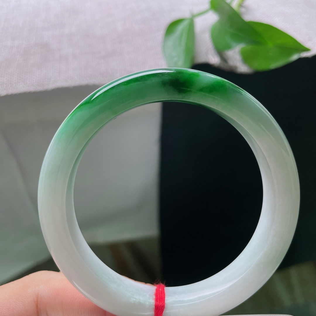 白底青正圈，一点皮纹，素净洁白玉底，艳润的辣绿恣意晕染，翠色浓烈鲜活，上手自带古典明媚的氛围感。ss