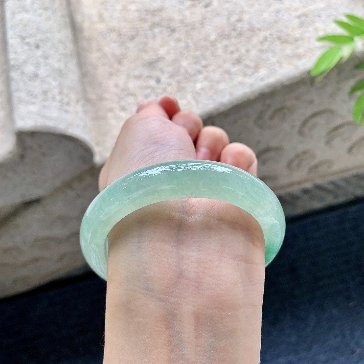 正圈53 54，圈口54.4/12/8.4，编码DJ090336，描述：冰糯飘绿，水润，种老，细腻，打灯有絮线