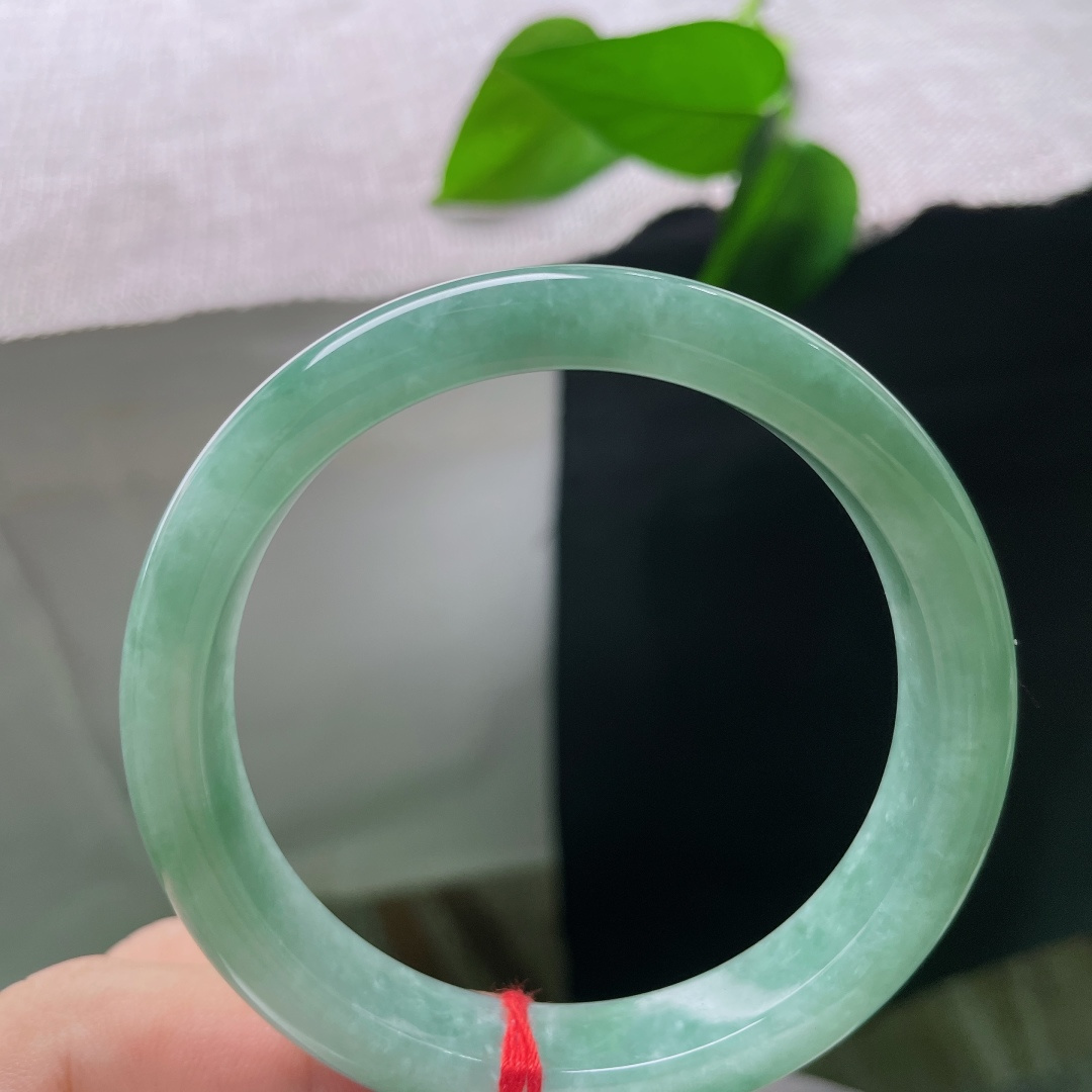 绿底正圈，一点皮纹，色调柔和均匀，玉面光泽温润，如同山间一汪浅潭，清润不张扬，日常佩戴温柔显气质。ss57919a