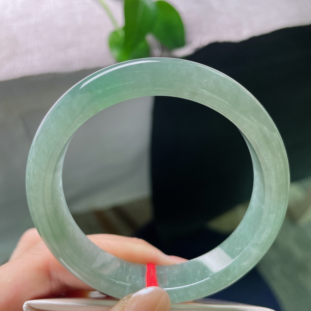 绿底正圈，一点皮纹，色调统一耐看，不挑穿搭，日常通勤、新中式着装都相得益彰。ss57899a