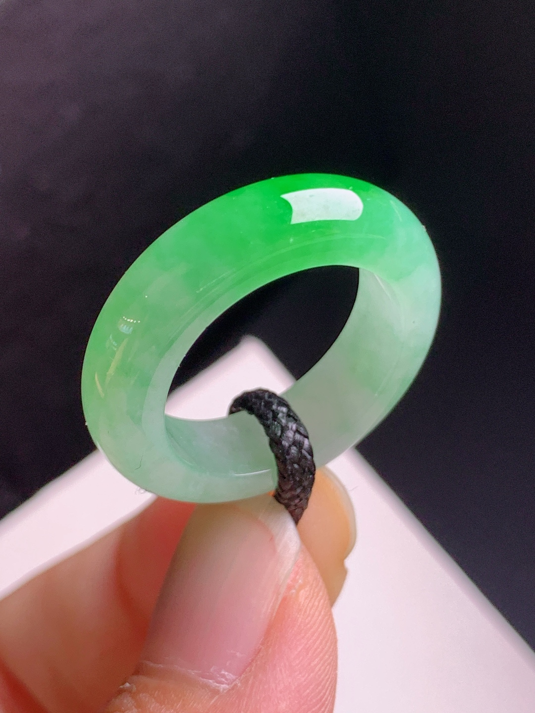 冰飘绿指环，色泽鲜亮，玉质温润，圆满喜乐，裸石26.3-6.1-4.5，圈口14，110901