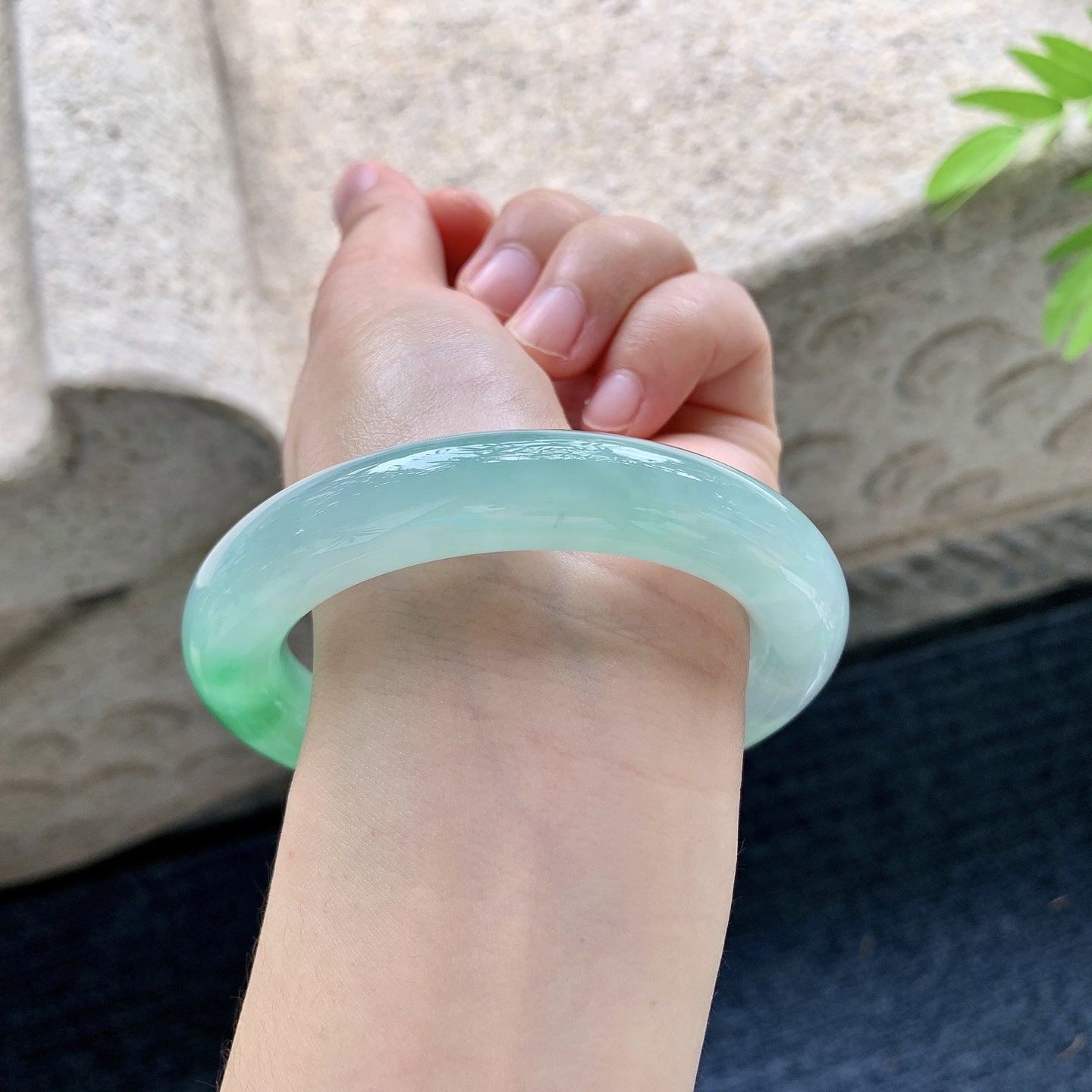圆条57 58，冰糯飘绿，水润，种老，细腻，打灯有絮线