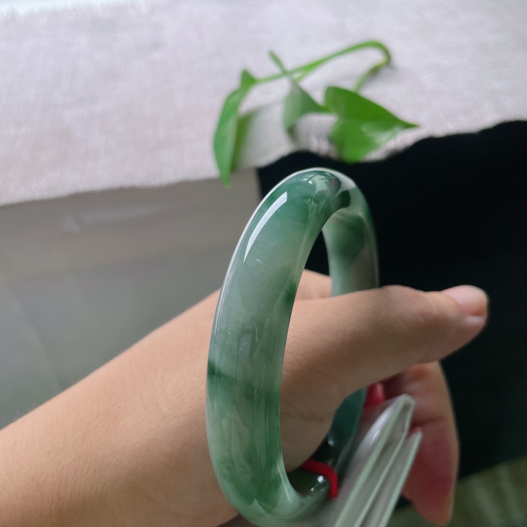 油青飘花，自带沉静复古的油青基调，深浅飘花如同水墨山水般漫布镯身，意境悠远，低调又很有韵味。ss58018a