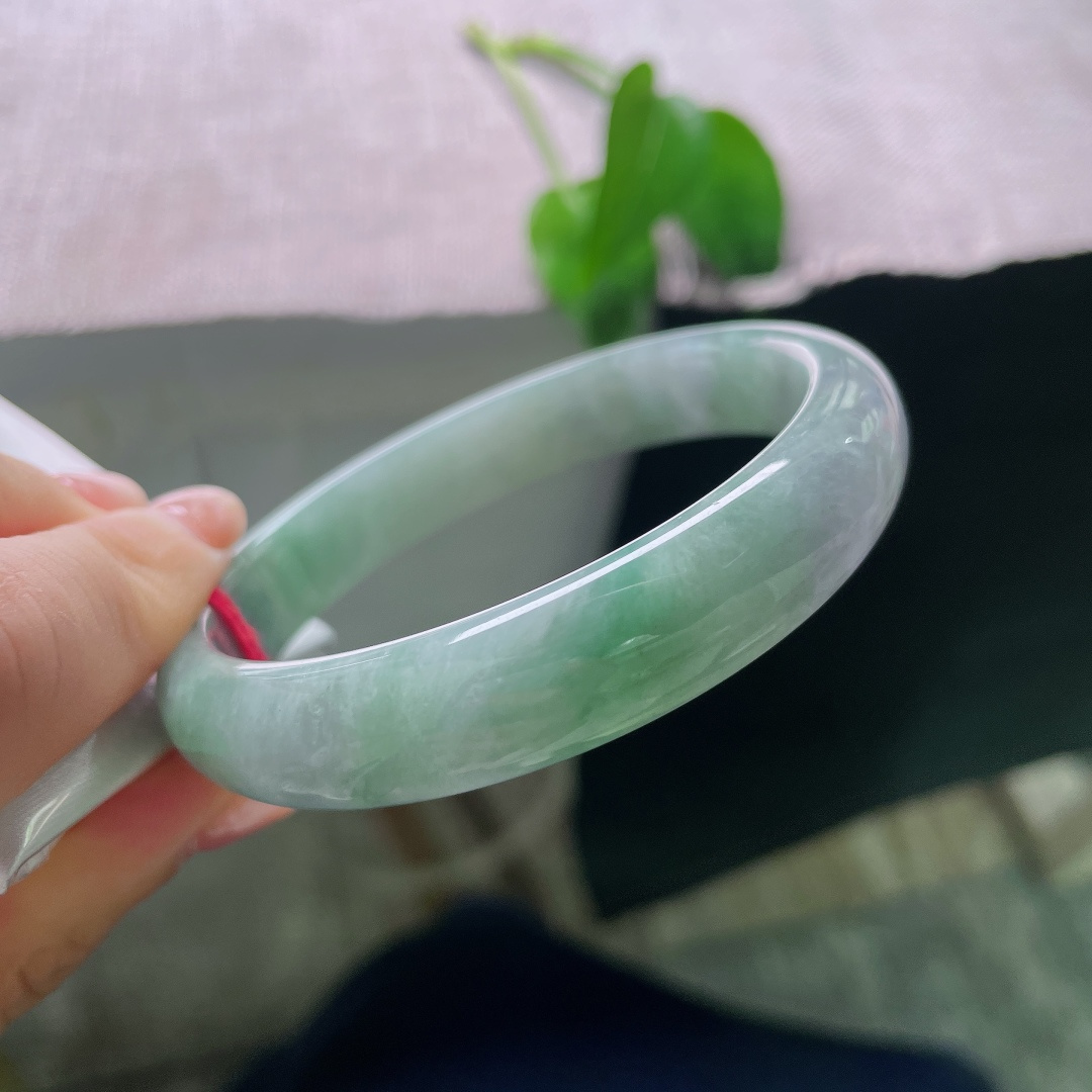 绿底正圈，一点晶体，绿调清润鲜活，紫调淡雅朦胧，冷暖双色碰撞，氛围感十足。ss58025a