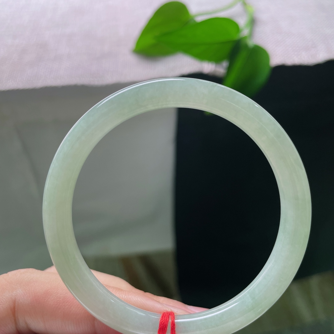 绿底圆条，无裂，冰润洒金美人条细镯，清润的浅晴水底色，镯身晕染天然暖黄洒金，金斑错落散落，温柔又有特色。ss58005a